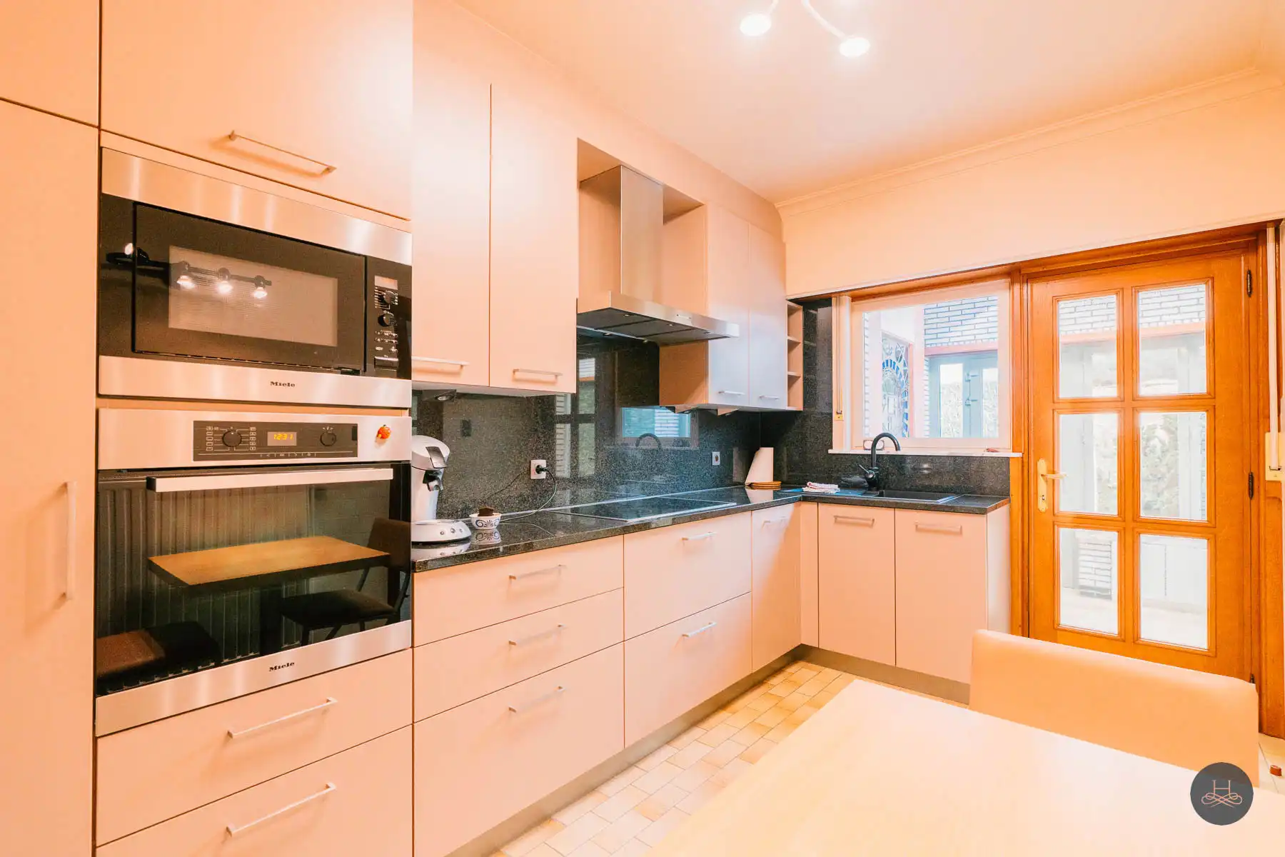 Charmante open bebouwing met grote garage en groene tuin foto 13