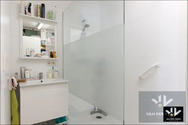 Rustig gelegen, goed onderhouden, instapklare en energiezuinige woning met veel licht en ruimte foto 9