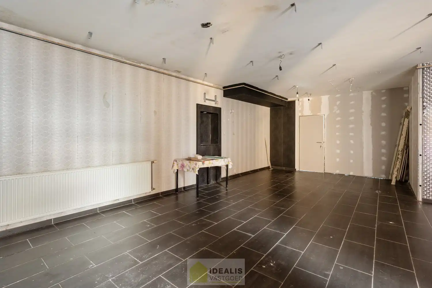 IDEALIS VASTGOED -  INVESTERINGSEIGENDOM BESTAANDE UIT 2 GELIJKVLOERSE HANDELSPANDEN EN 5 BOVENLIGGENDE APPARTEMENTEN IN HET CENTRUM VAN PELT! – te renoveren investeringseigendom op een toplocatie in Pelt (Neerpelt). Gelijkvloers 2 handelspanden, op de 1ste verdieping een 3 slpk.-appartement, 2de verdieping een 3 slpk.-appartement en een 1 slpk.-appartement en op de 3de verdieping een 3 slpk.-appartement en een 1 slpk.-appartement. Geschikt voor zij die zoeken naar een interessante investering in het centrum van Pelt. foto 9