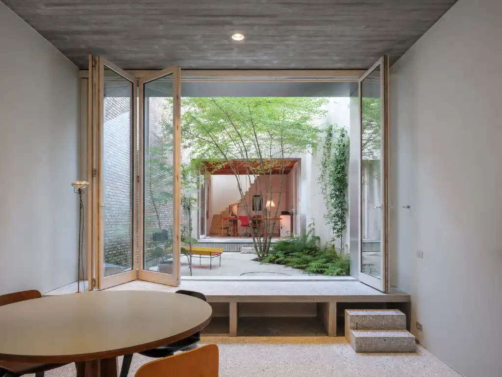 Architectuur, centrum Gent – Genereuze split-level woning met bijzondere ruimtelijkheden, dakterras, en achterliggende polyvalente praktijkruimte. foto {{pictureIndex}}