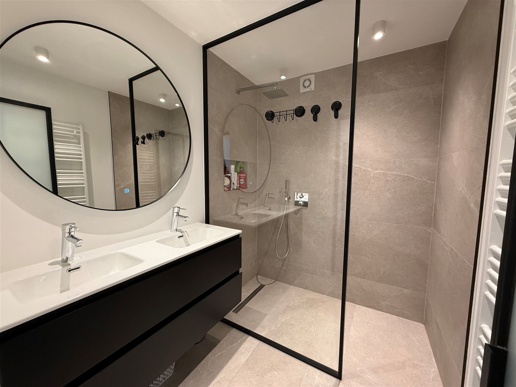 Gerenoveerd 2 slaapkamer appartement met terras foto 6