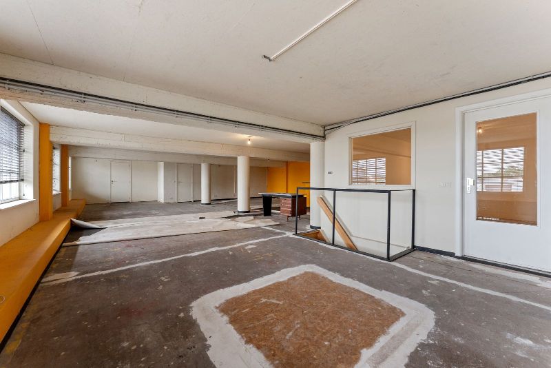 Ruime handelsruimte met loods- of opslagmogelijkheden foto 9