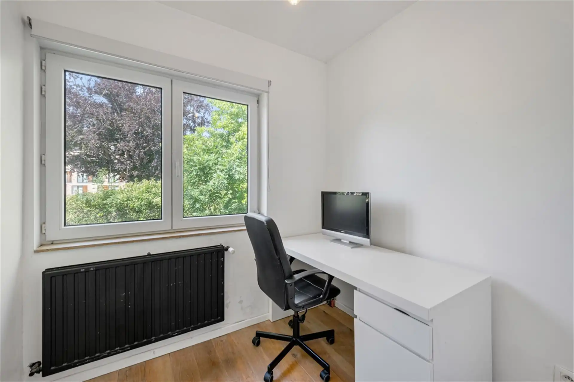 Prachtige HOB met vier slaapkamers, bureau en grote tuin foto 14