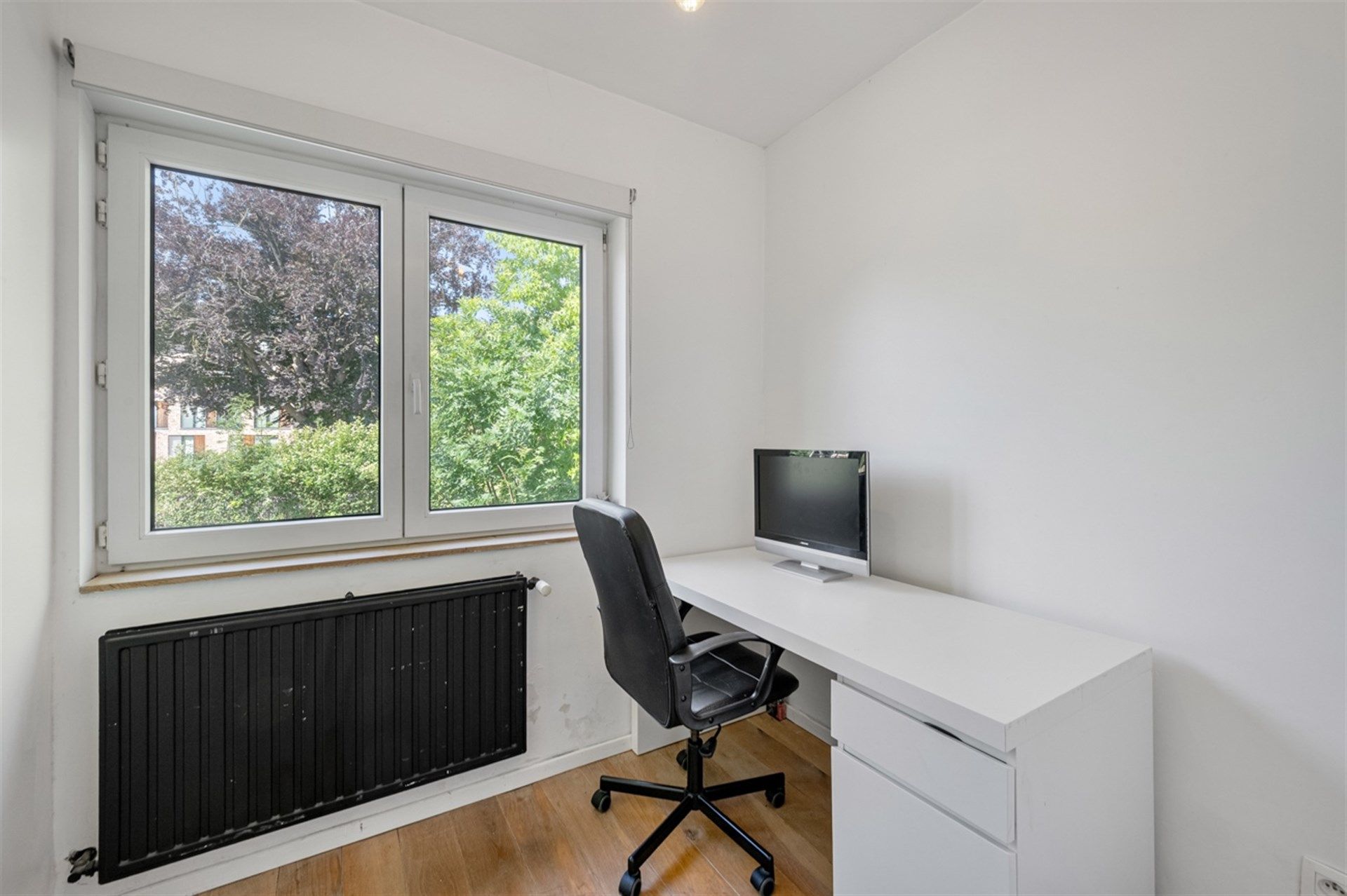 Prachtige HOB met vier slaapkamers, bureau en grote tuin foto 14