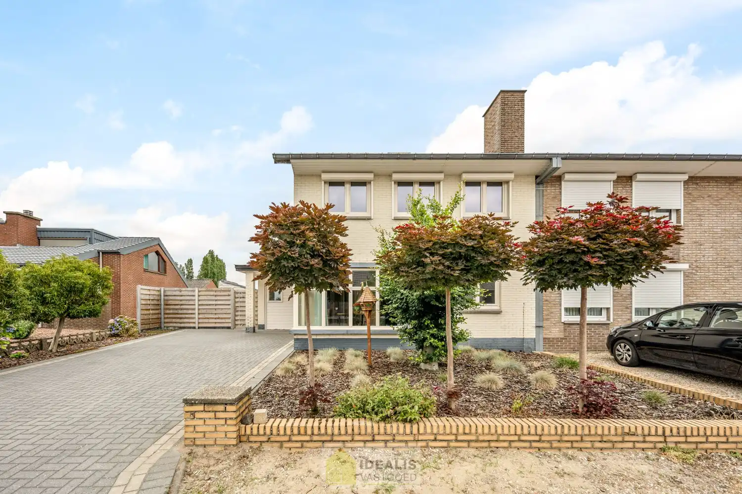 CHARMANTE EN GOED ONDERHOUDEN WONING MET 2 SLAAPKAMERS, 2 BADKAMERS, KNAP UITGERUSTE KEUKEN EN LICHTRIJKE WOONKAMER OP EEN HEERLIJK PERCEEL MET GROEN VERGEZICHT! foto 2