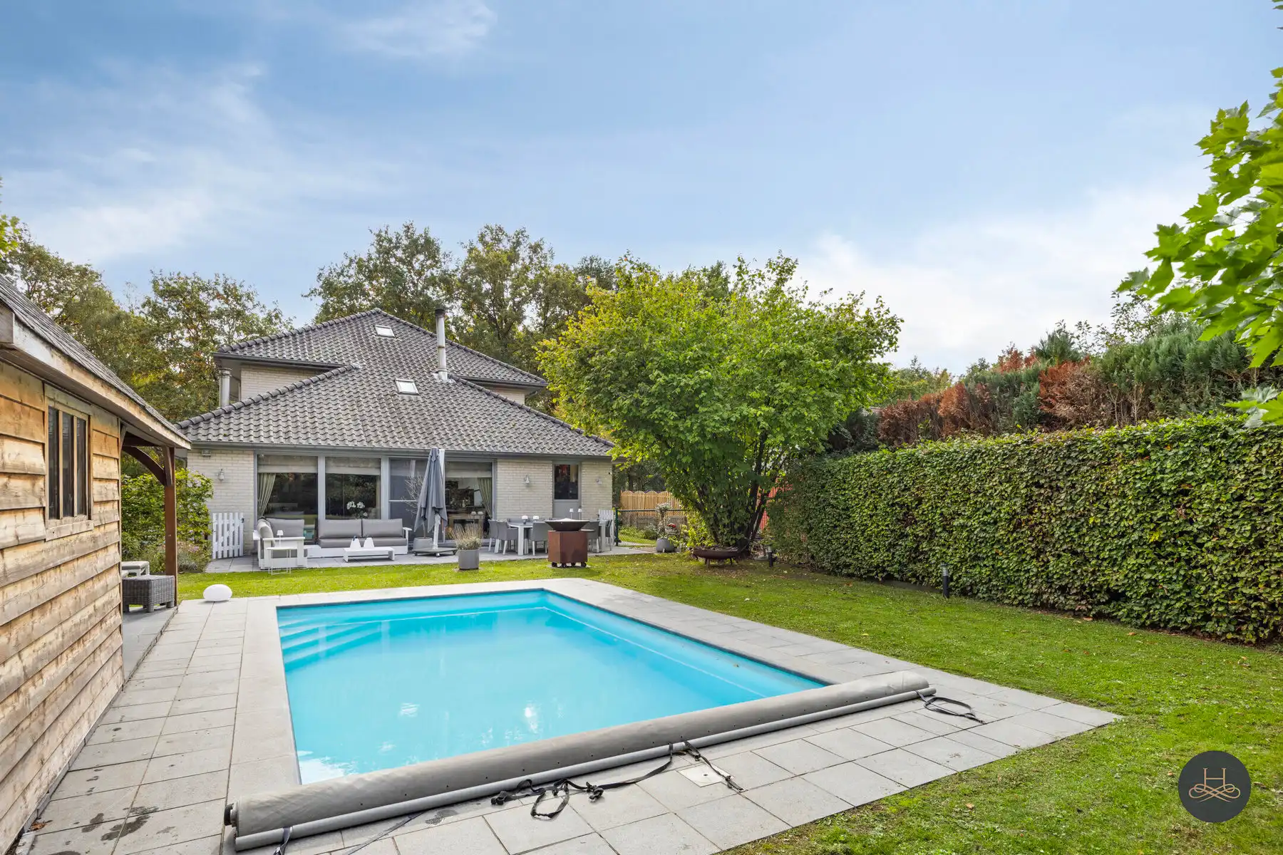 Indrukwekkende villa met zwembad en fraai aangelegde tuin foto 2
