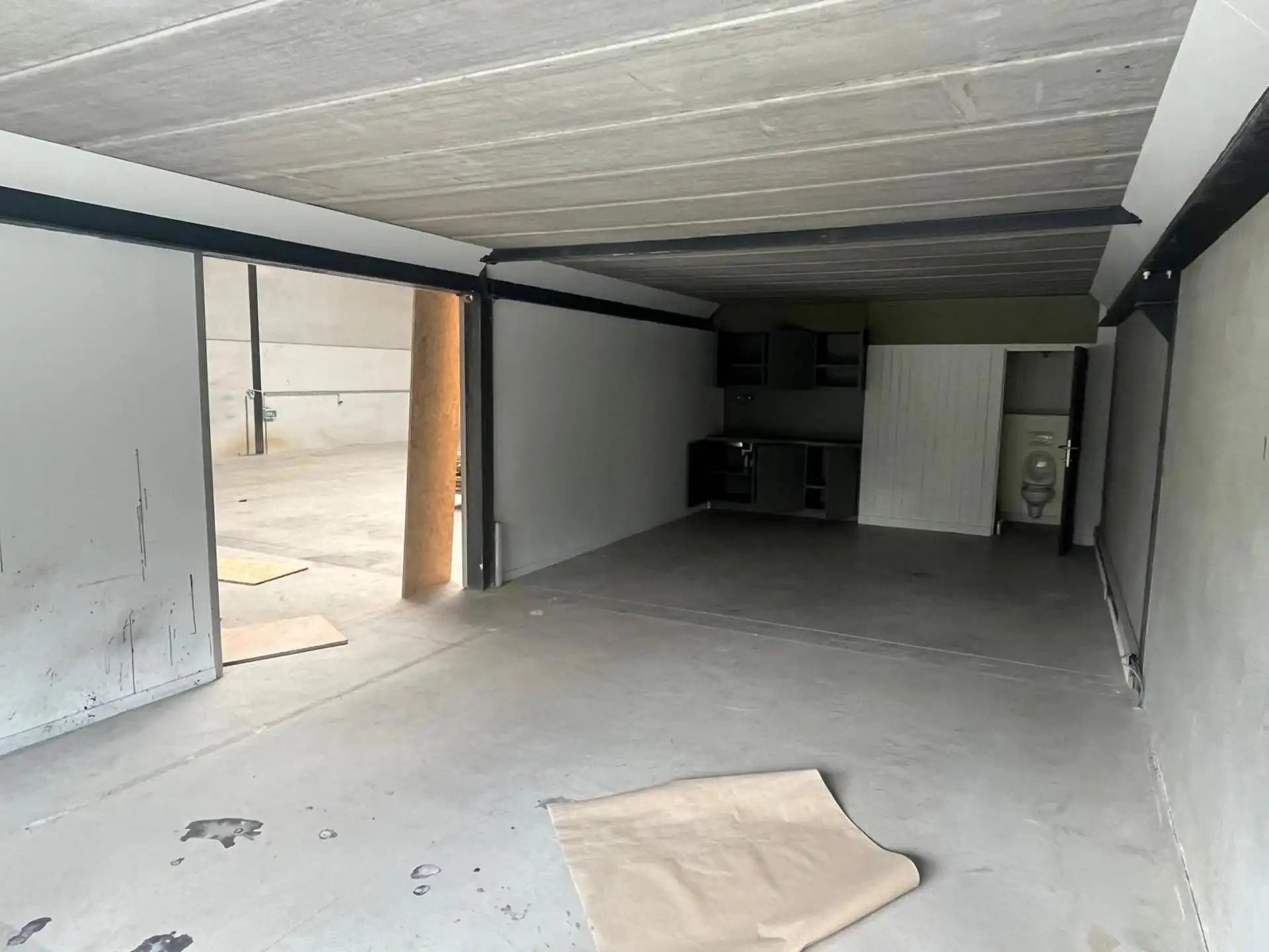 Magazijn 342m² met kantoor 54m² te Ranst foto 6