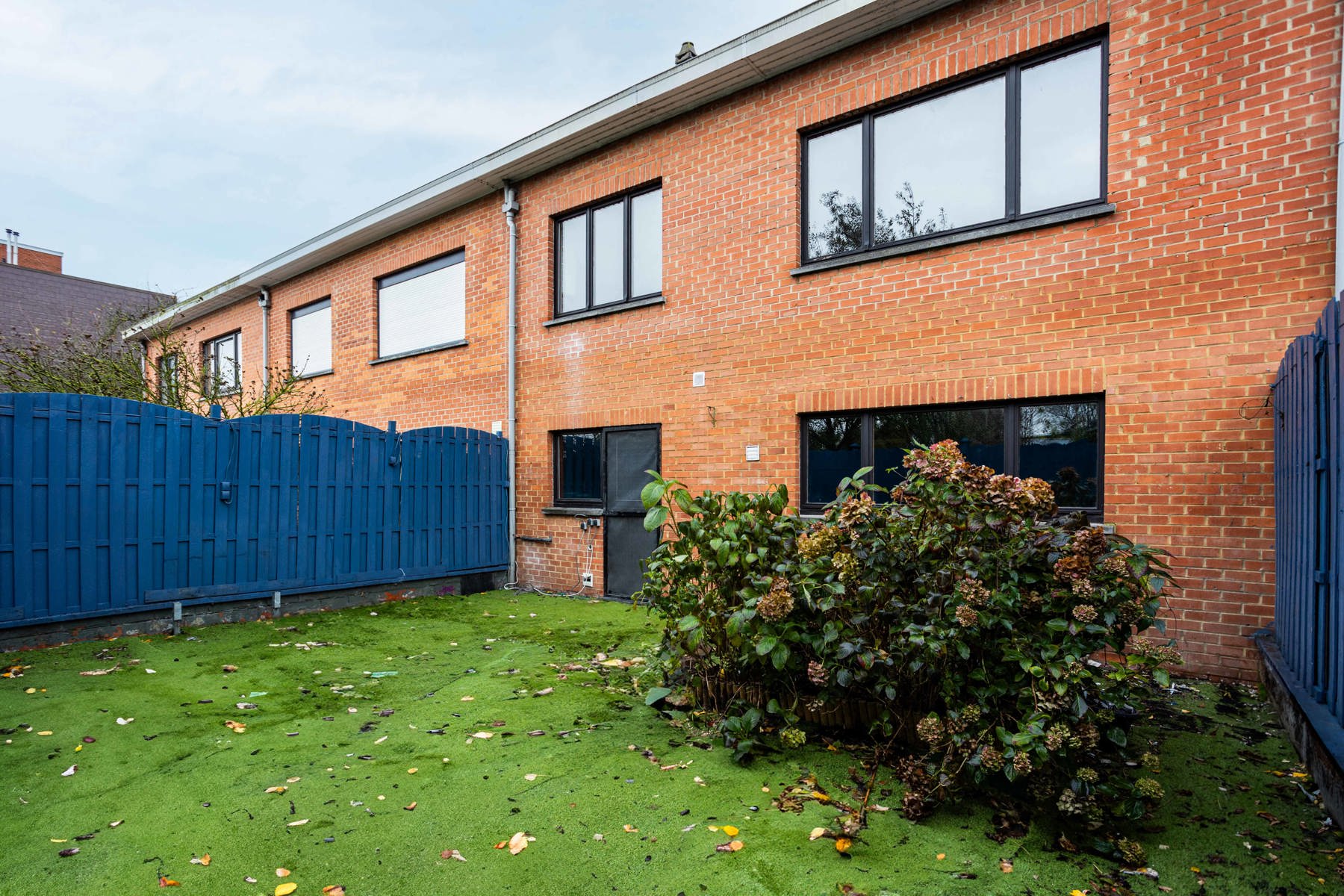 Gesloten bebouwing met garage en drie slaapkamers.  foto 22