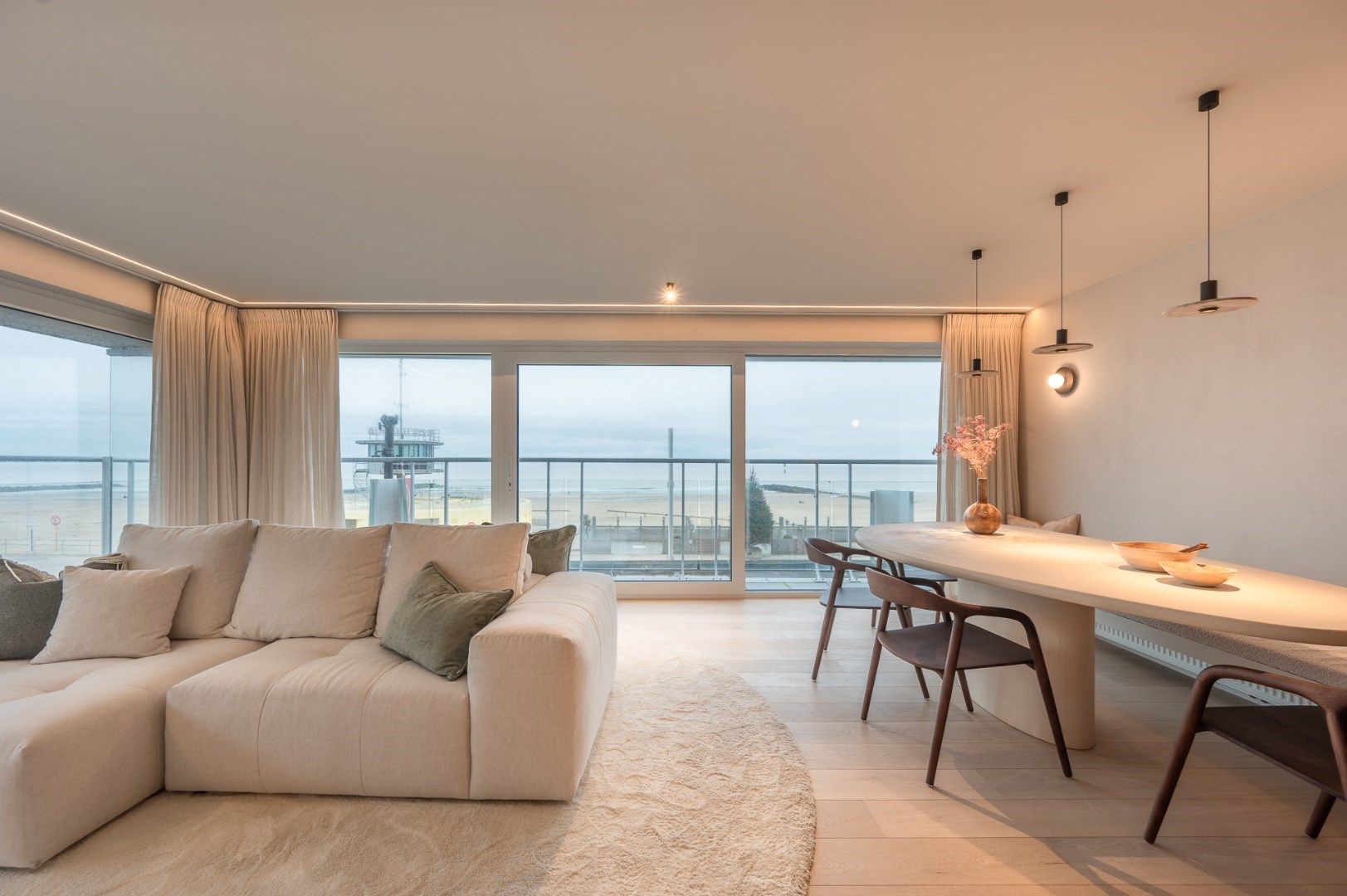 Luxueus gerenoveerd hoekappartement met terrassen en frontaal zeezicht foto 3