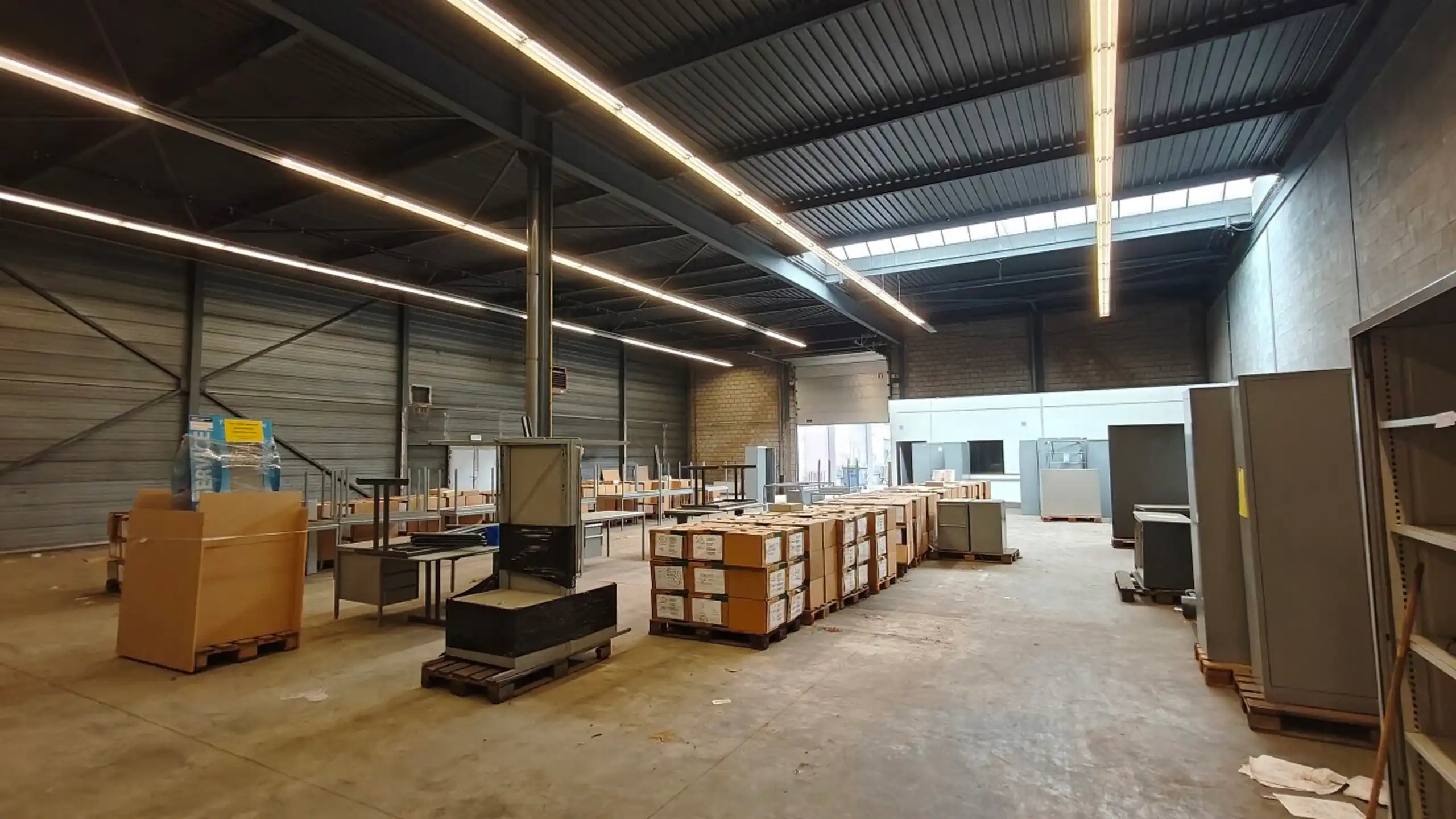 Functioneel magazijn met kantoorruimte op toplocatie foto 3