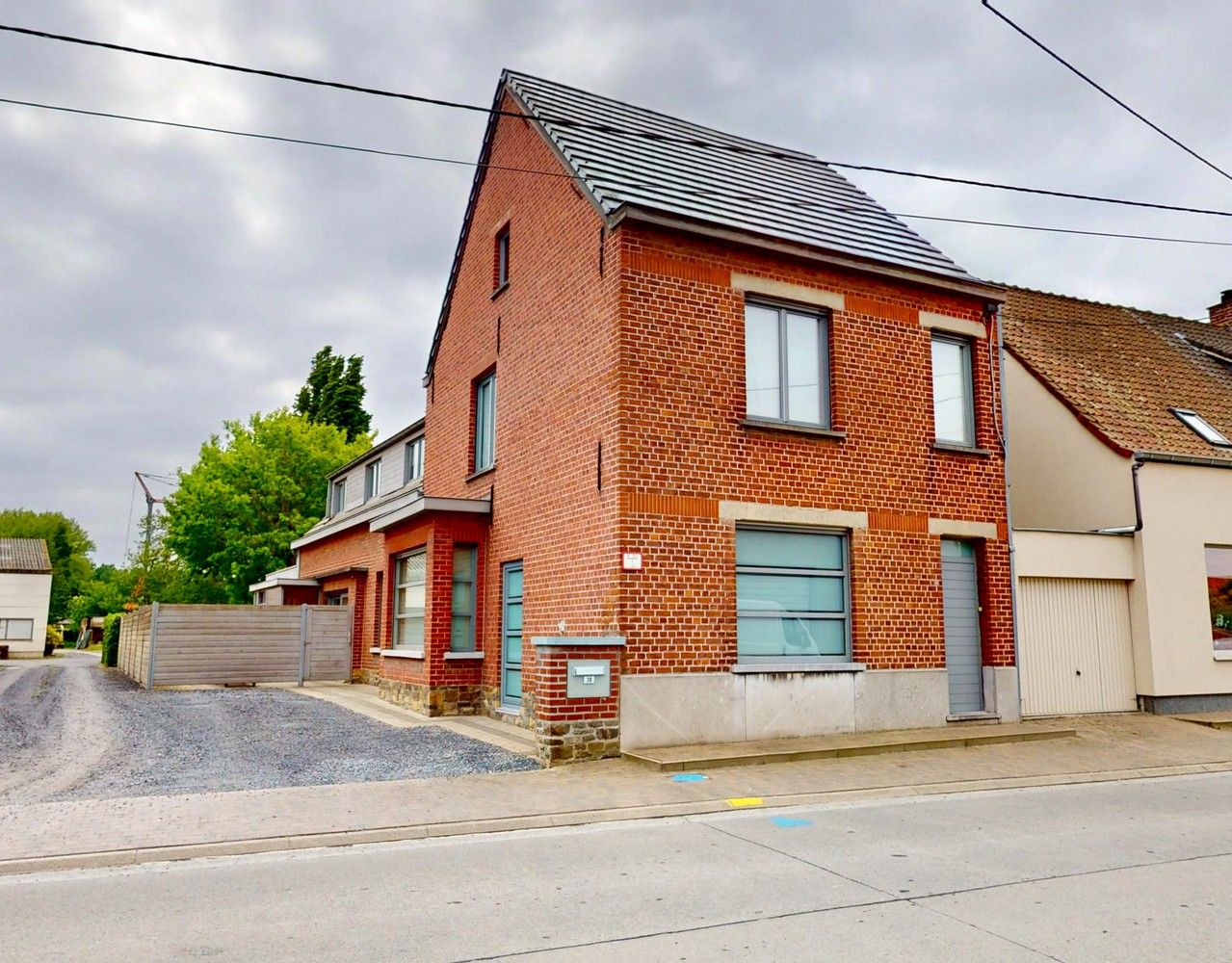 Hoofdfoto van de publicatie: Zeer ruime woning met 4 slaapkamers te koop!