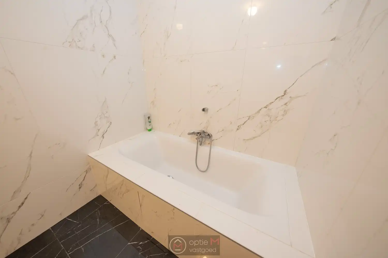 RUIM GELIJKVLOERS APPARTEMENT MET 2 SLPKS EN TUIN MET TERRAS. foto 10