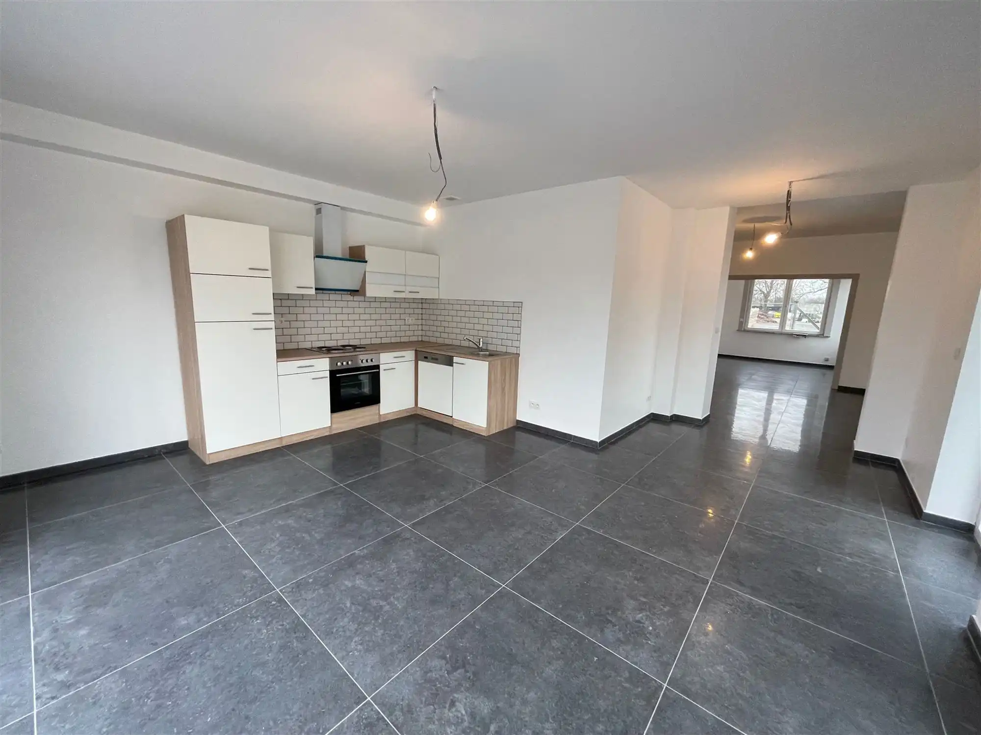 Woonhuis met garage en grote tuin foto {{pictureIndex}}