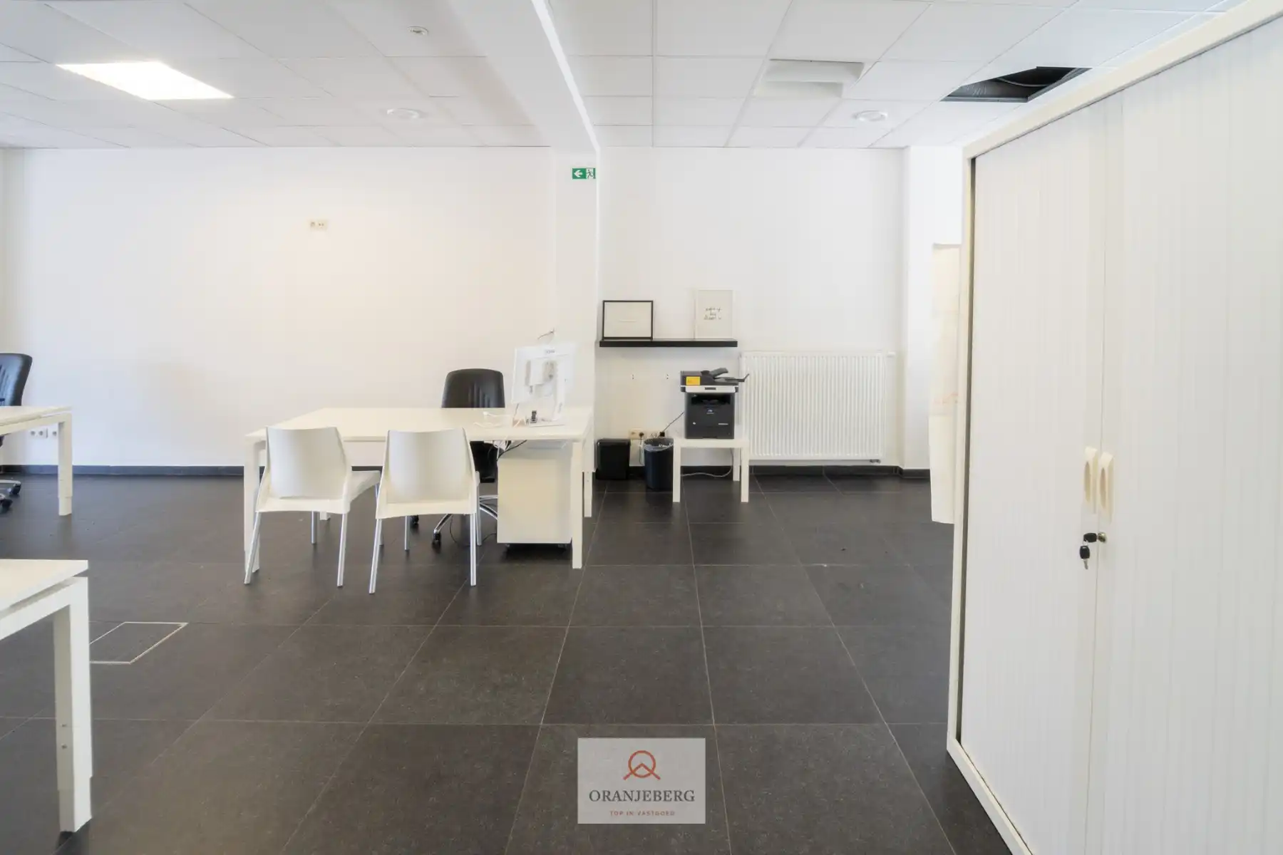 Instapklaar handel/kantoor ruimte met veel visibiliteit foto 9