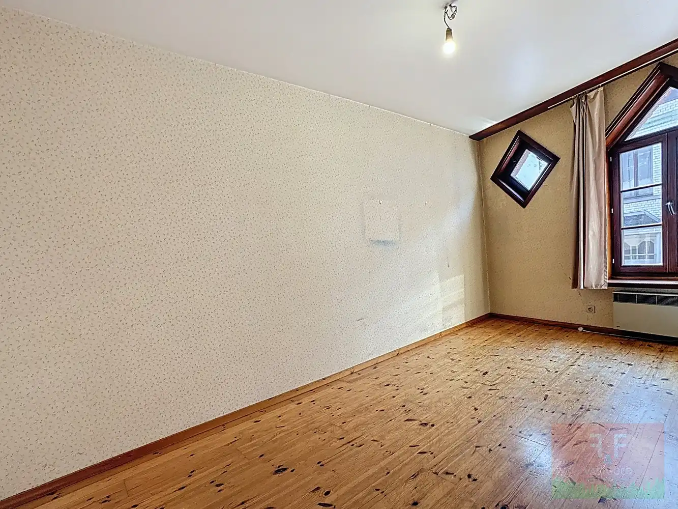 Triplex appartement (4 slaapkamers) met verhuurde winkelruimte en aparte garage te koop in centrum Zottegem foto 16