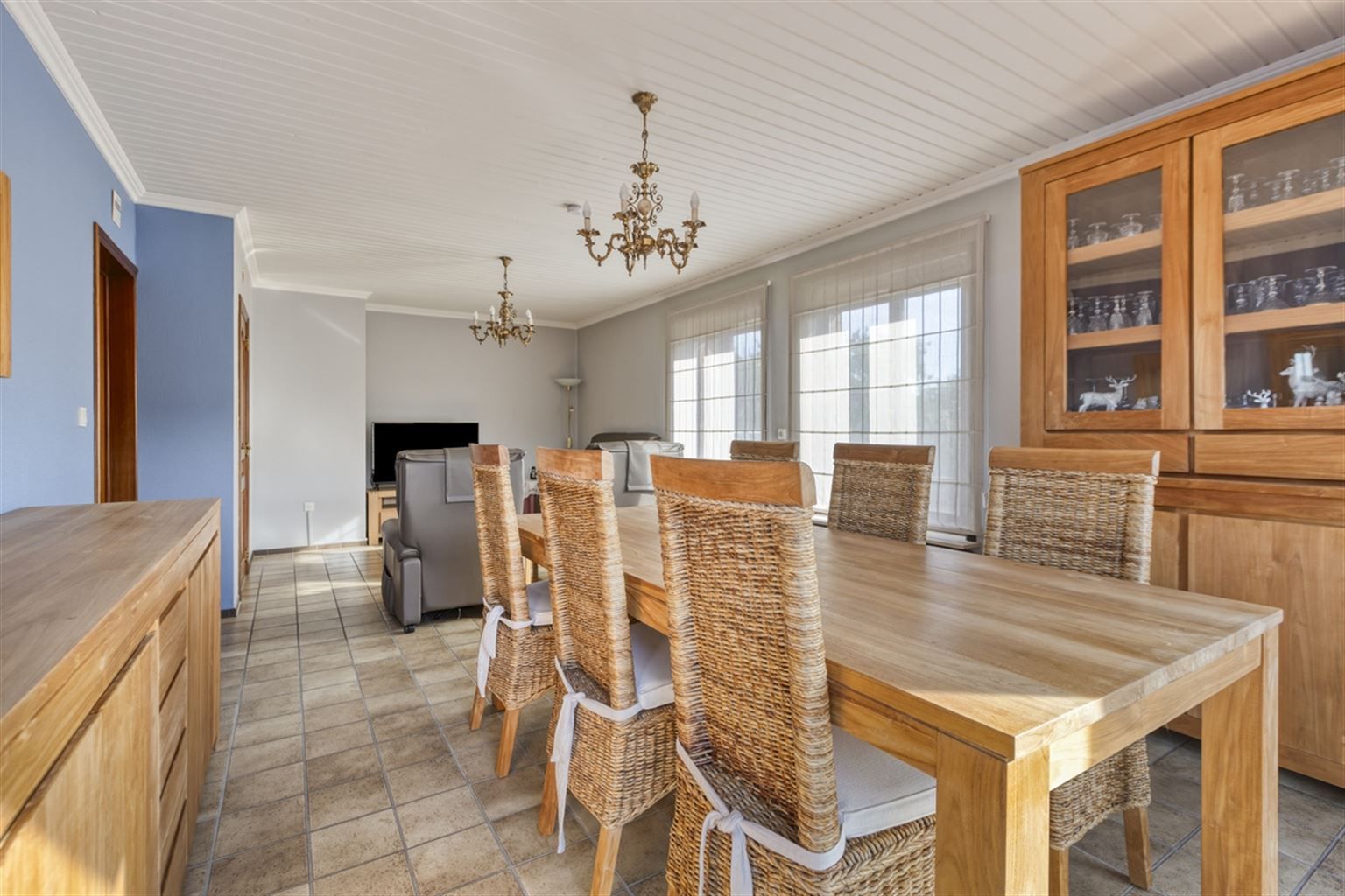 Ruime gezinswoning voorzien van 5 slaapkamers, garage, kelder en tuin nabij het centrum van Neeroeteren. Tevens mogelijkheden voor het uitoefenen van een vrij beroep, praktijkruimte, kapsalon, etc.  foto 4