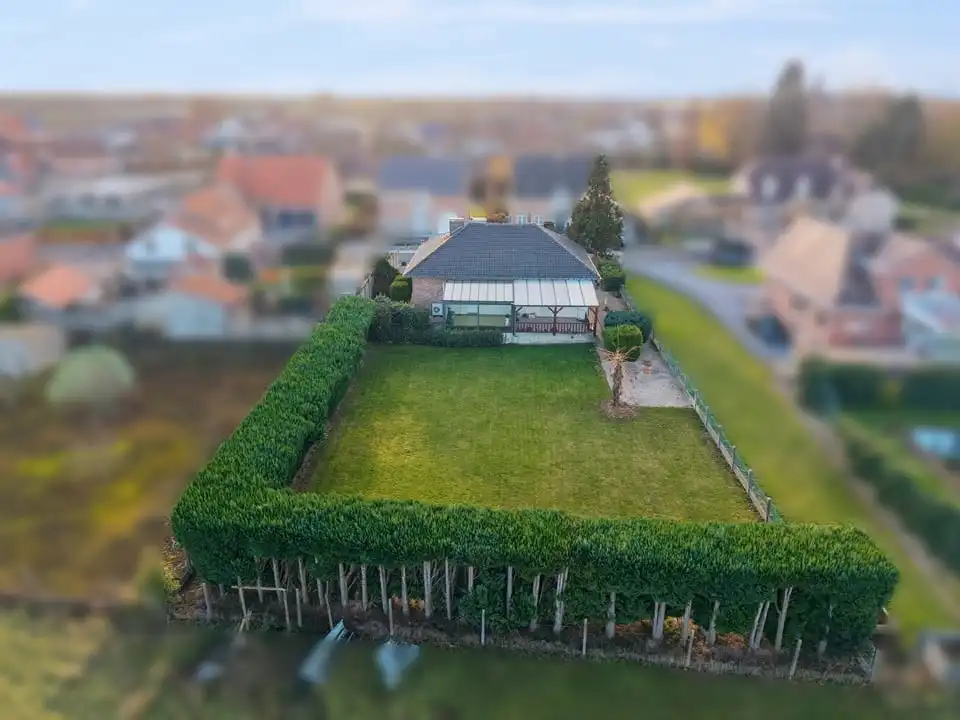 CHARMANTE, GELIJKVLOERSE GEZINSWONING OP EEN KNAP PERCEEL VAN MAAR LIEFST 11A78CA IN ZEPPEREN foto 4