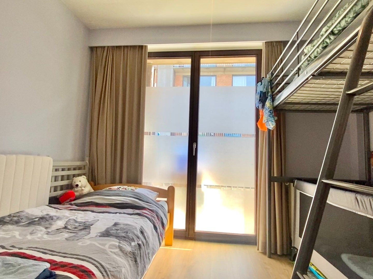 Ruim en lichtrijk 2-slaapkamerappartement te Harelbeke te koop! foto 9