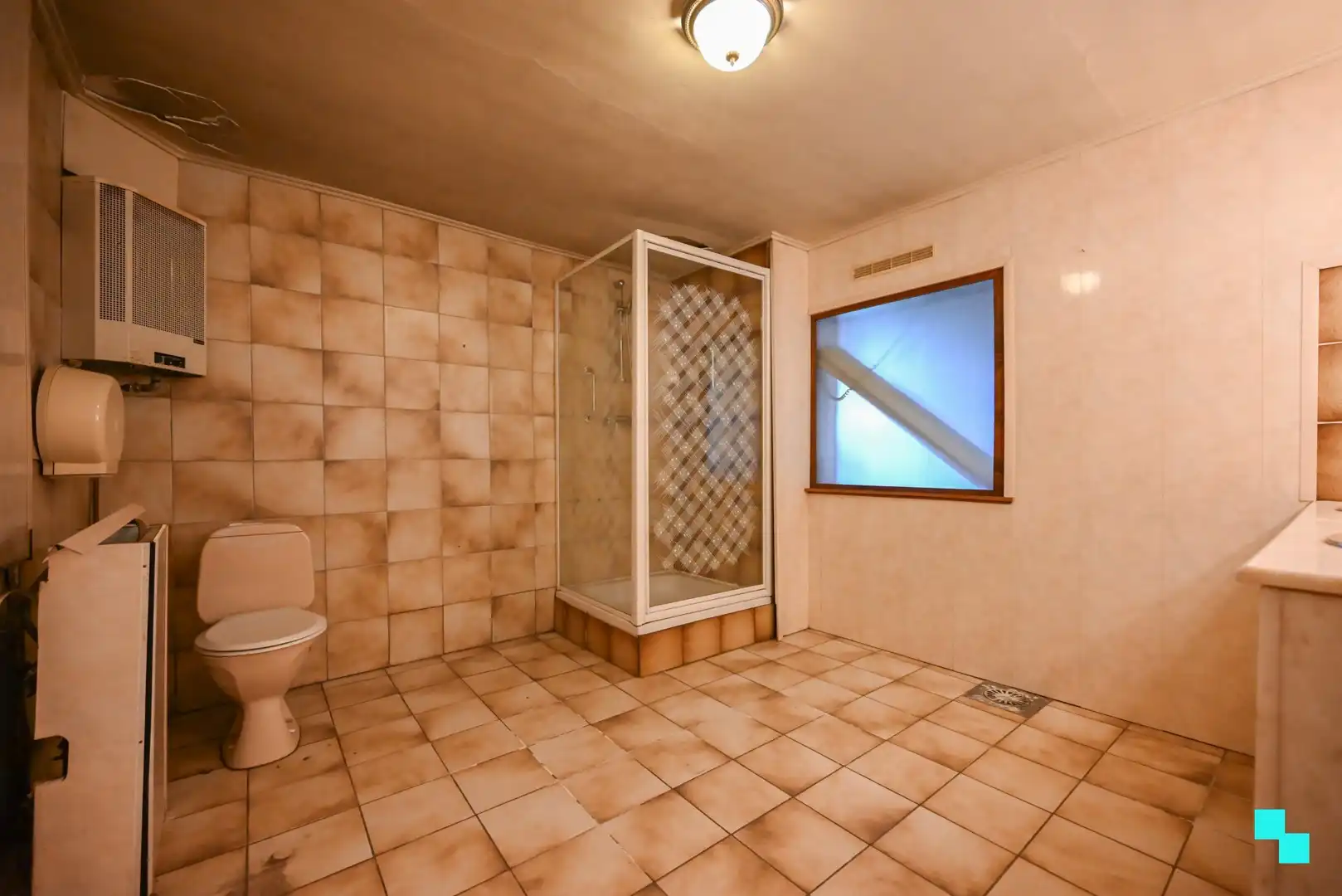 Te renoveren gezinswoning met ruime opslagruimte/garage foto 15