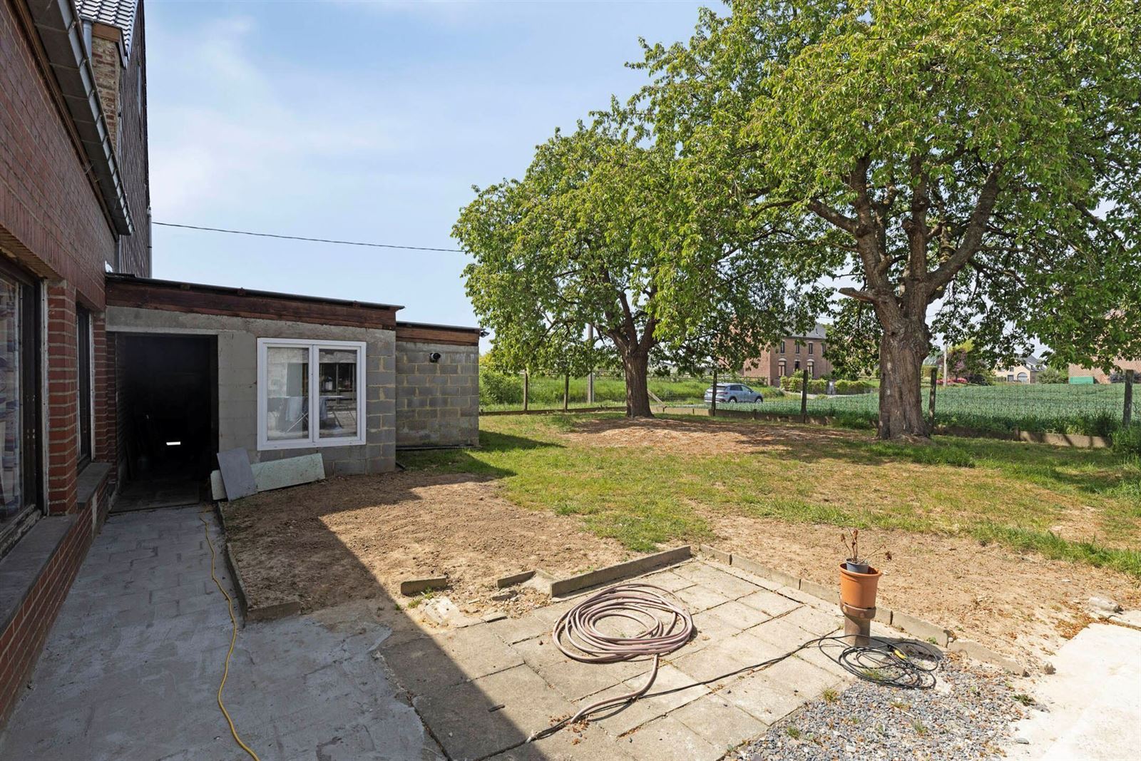 Verder te renoveren woning met grote tuin!  foto 12