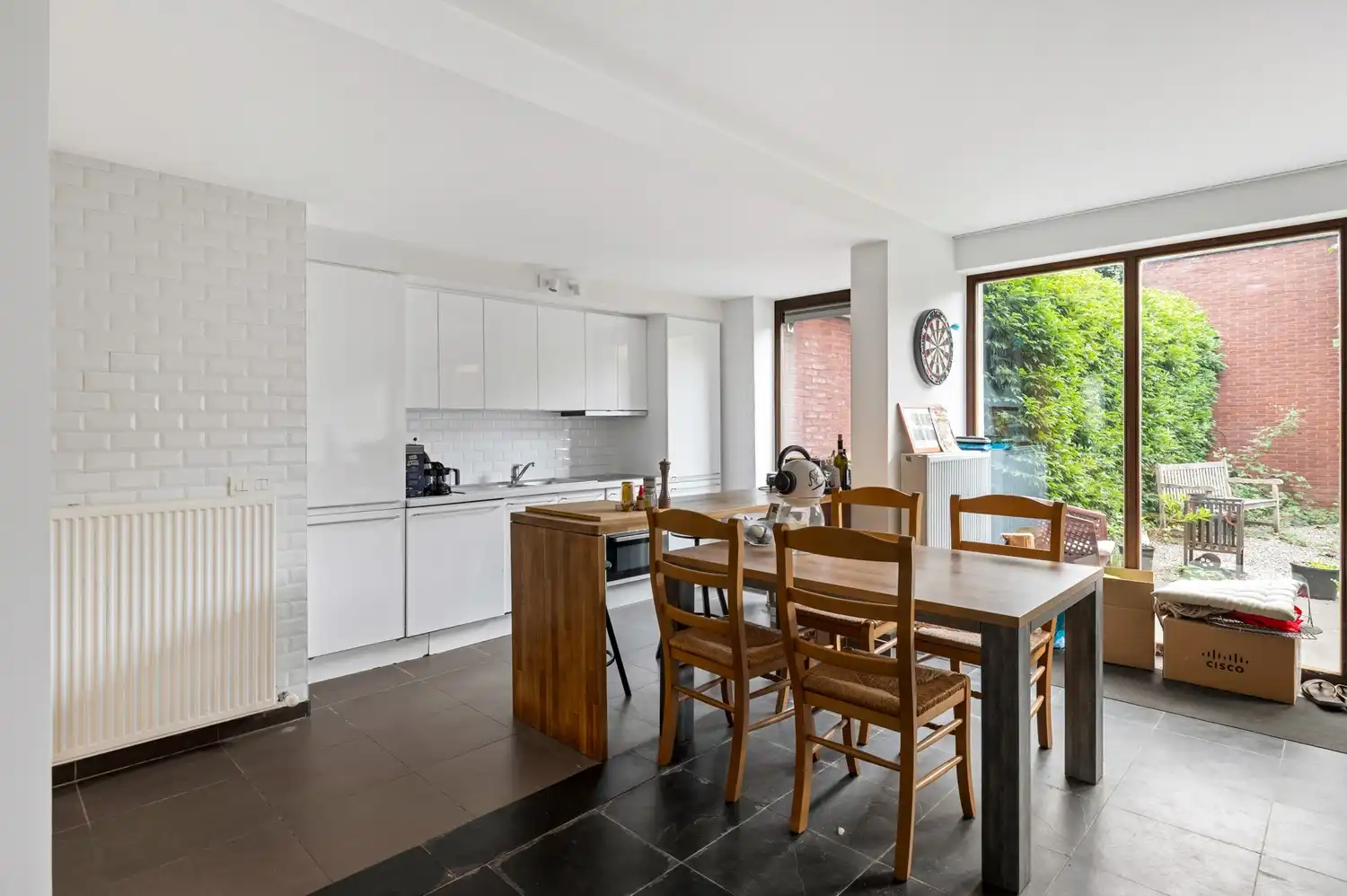 Gelijkvloers 2-slaapkamerappartement met tuin en garagebox foto 3