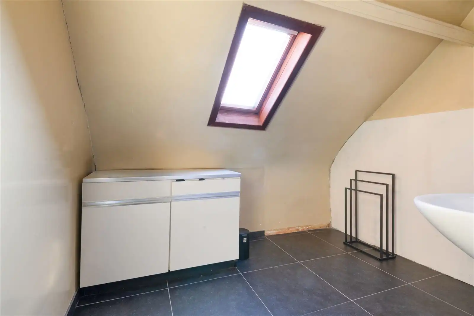 Deels te renoveren gezinswoning met garage en tuin foto 11