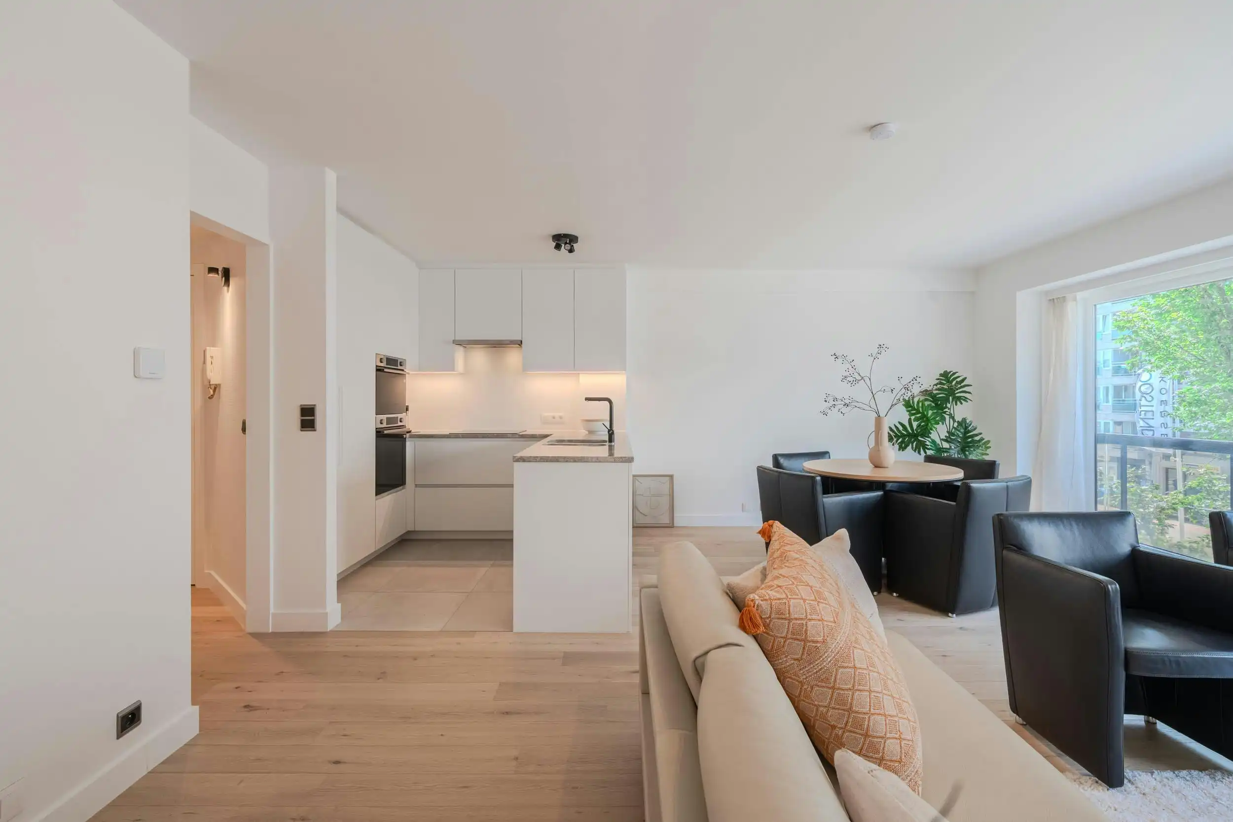 Prachtig gerenoveerd 2-slaapkamerappartement te Oostende foto 8