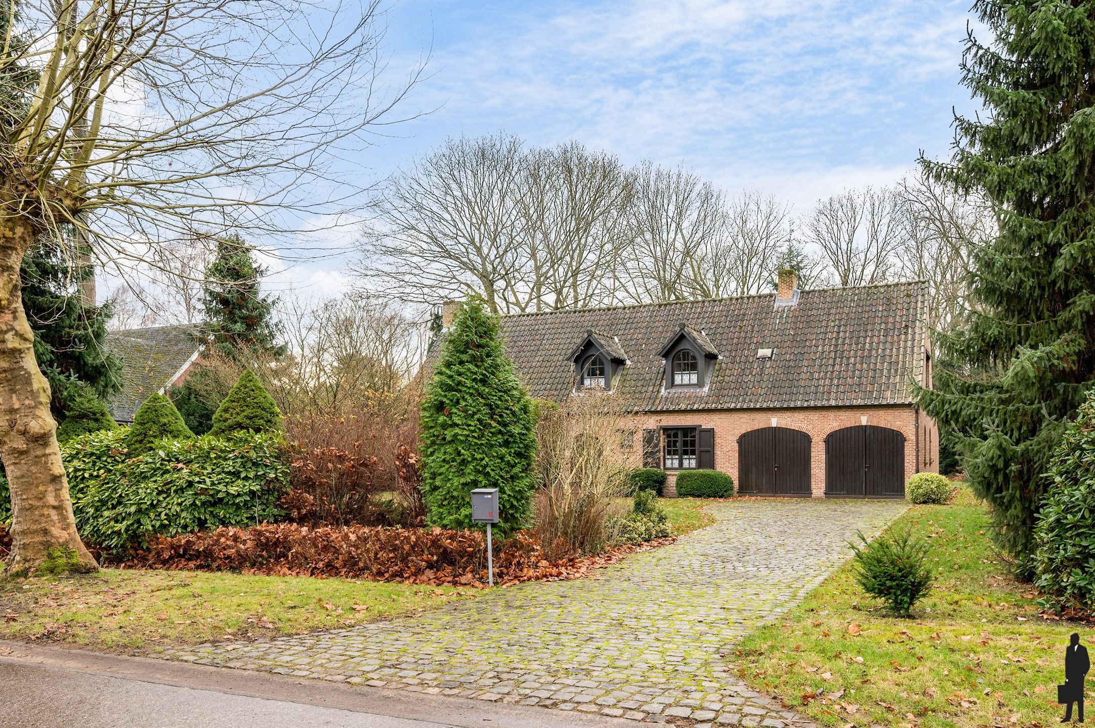 Te renoveren villa, in een bijzonder groene en residentiële omgeving!  foto 2