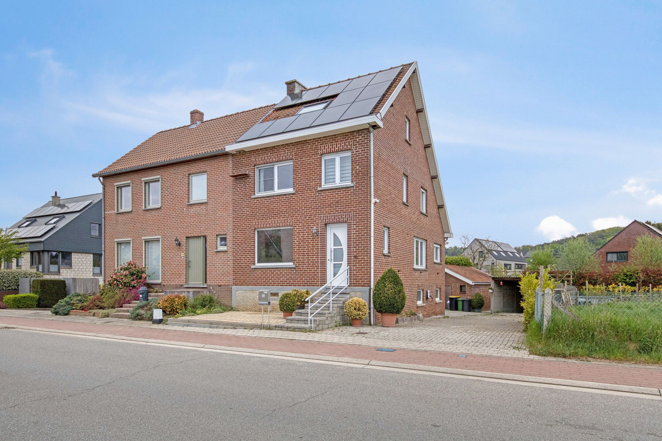 Gerenoveerde woning met 4 slaapkamers, tuin en garage foto {{pictureIndex}}