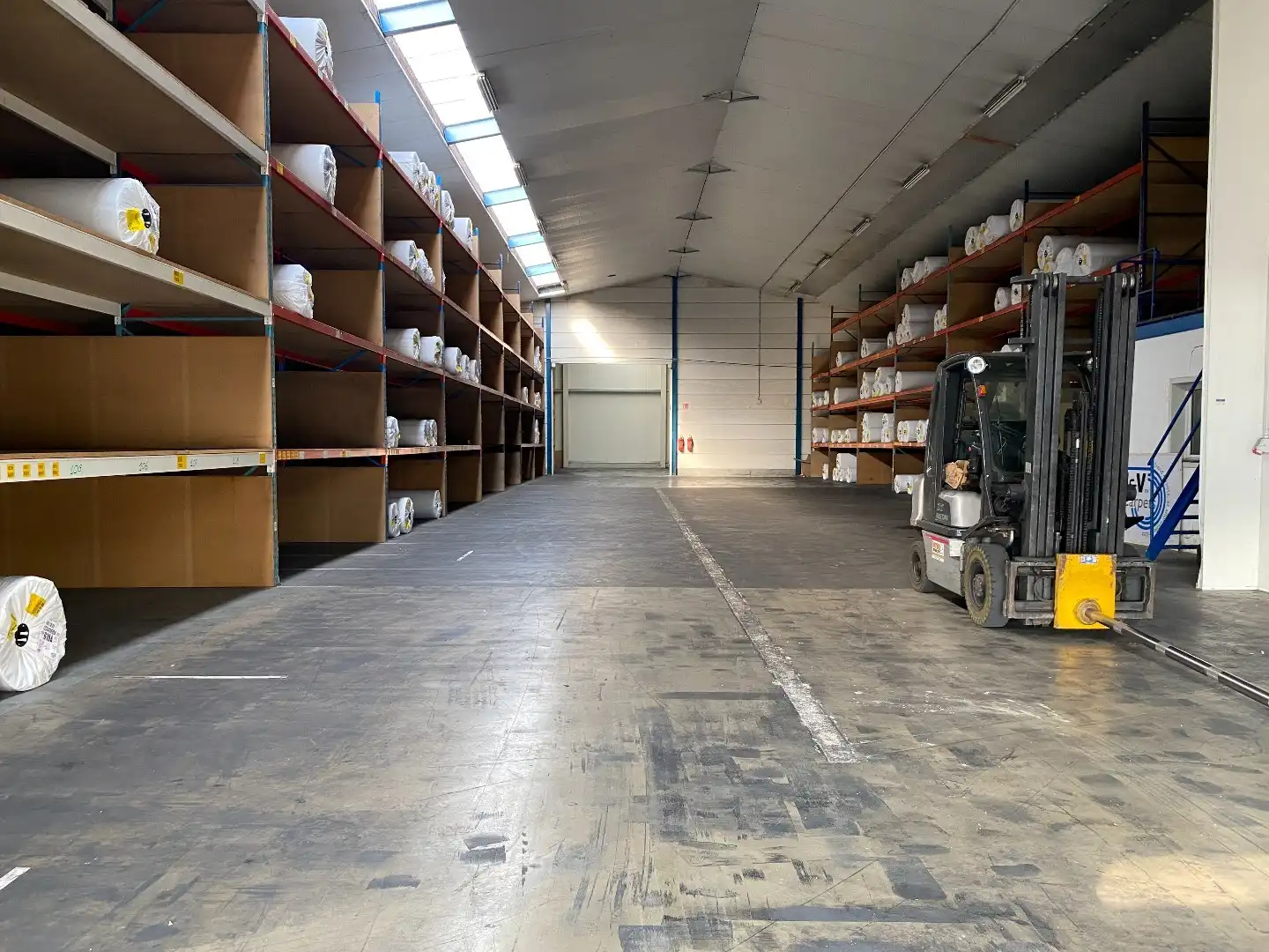 Grote loods (1195m²) met diverse mogelijkheden in een industriezone. foto 6