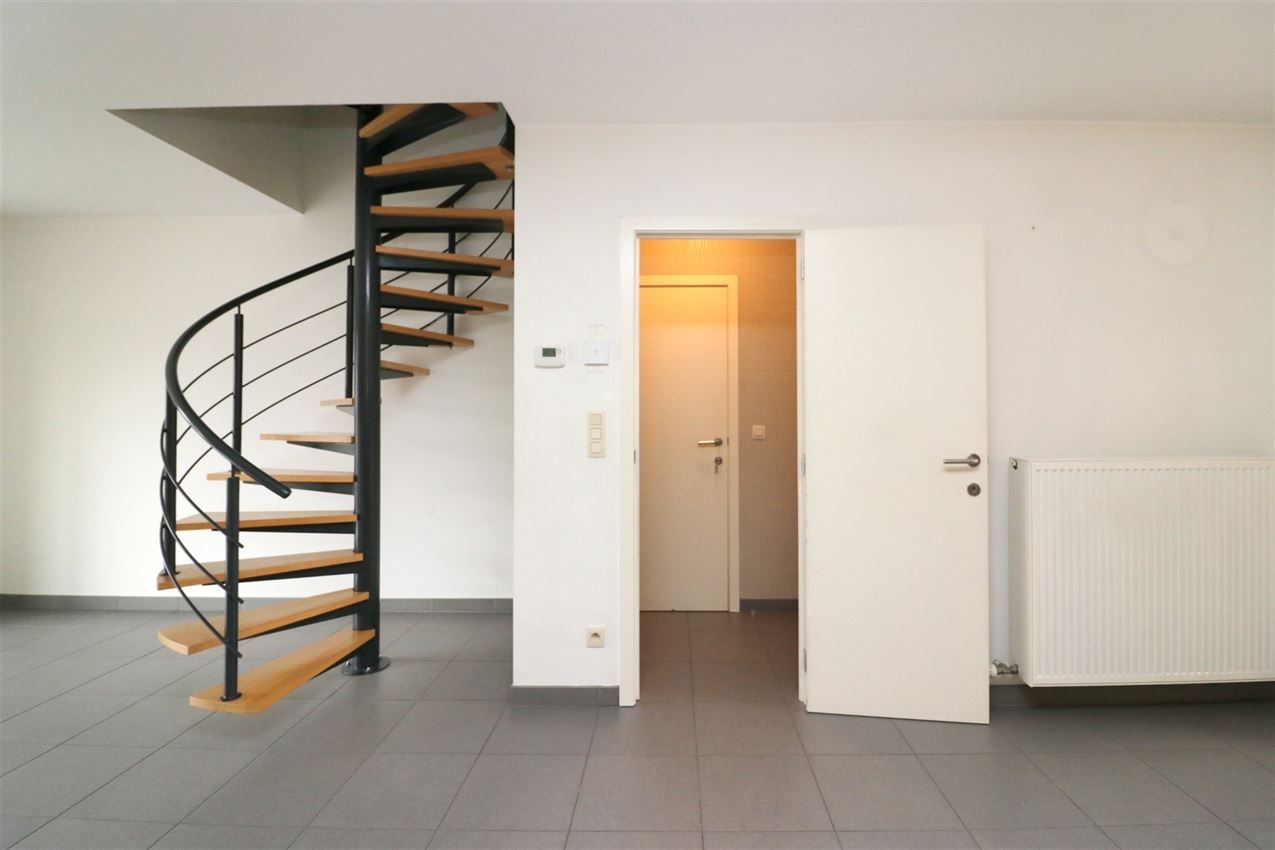 Duplex-appartement met 2 slpk., terras, autostaanplaats in centrum foto 13