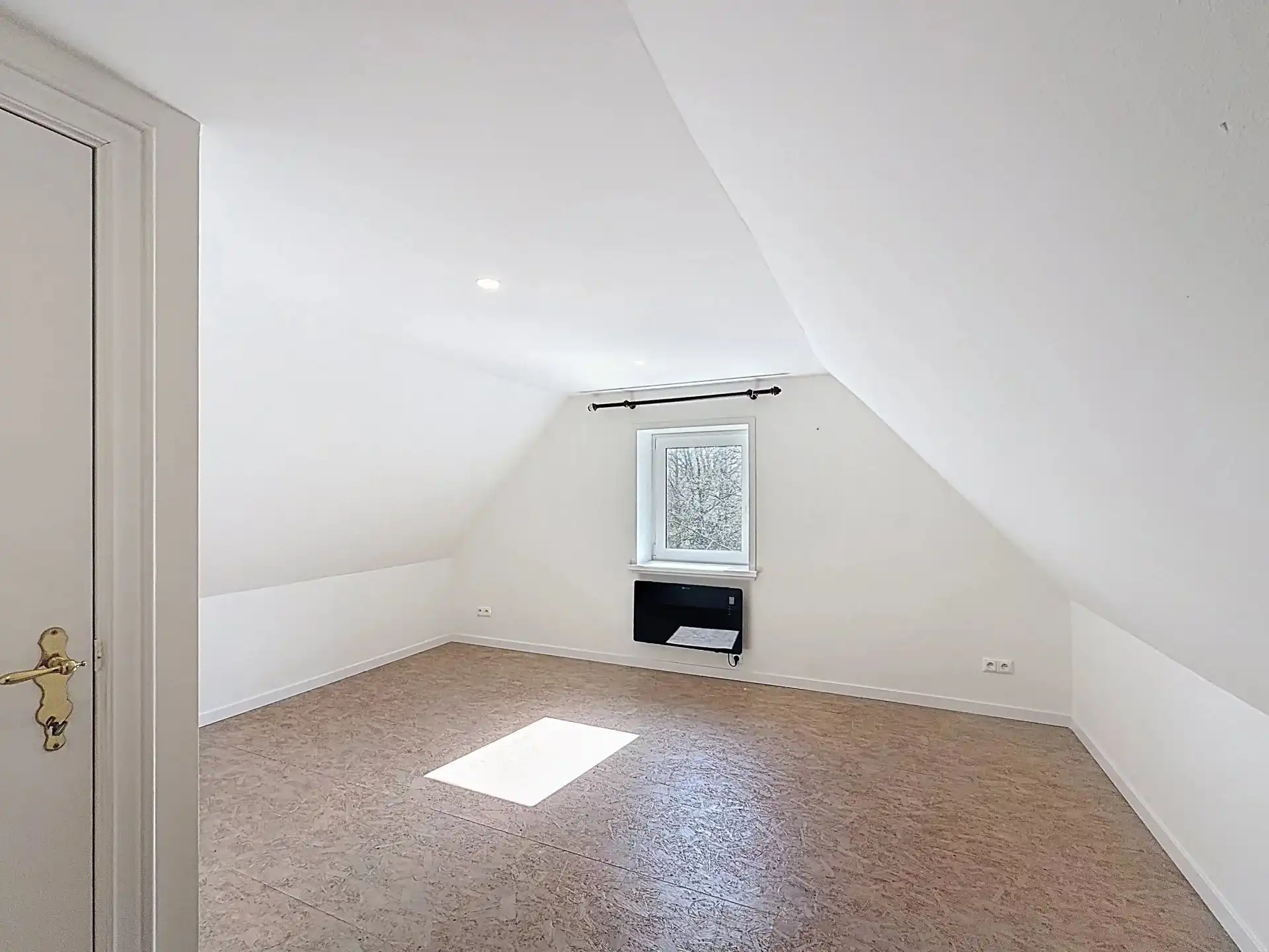 Zeer ruime en verzorgde woning met 5 slaapkamers en 2 badkamers op een groot perceel foto 29