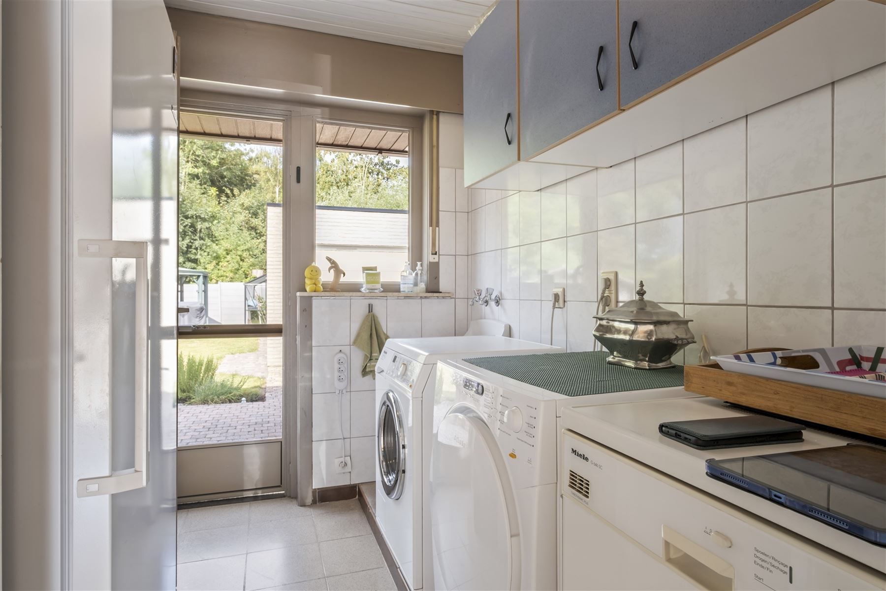 Instapklare woning met 3 slaapkamers, tuin en twee garages in een rustige straat foto 11