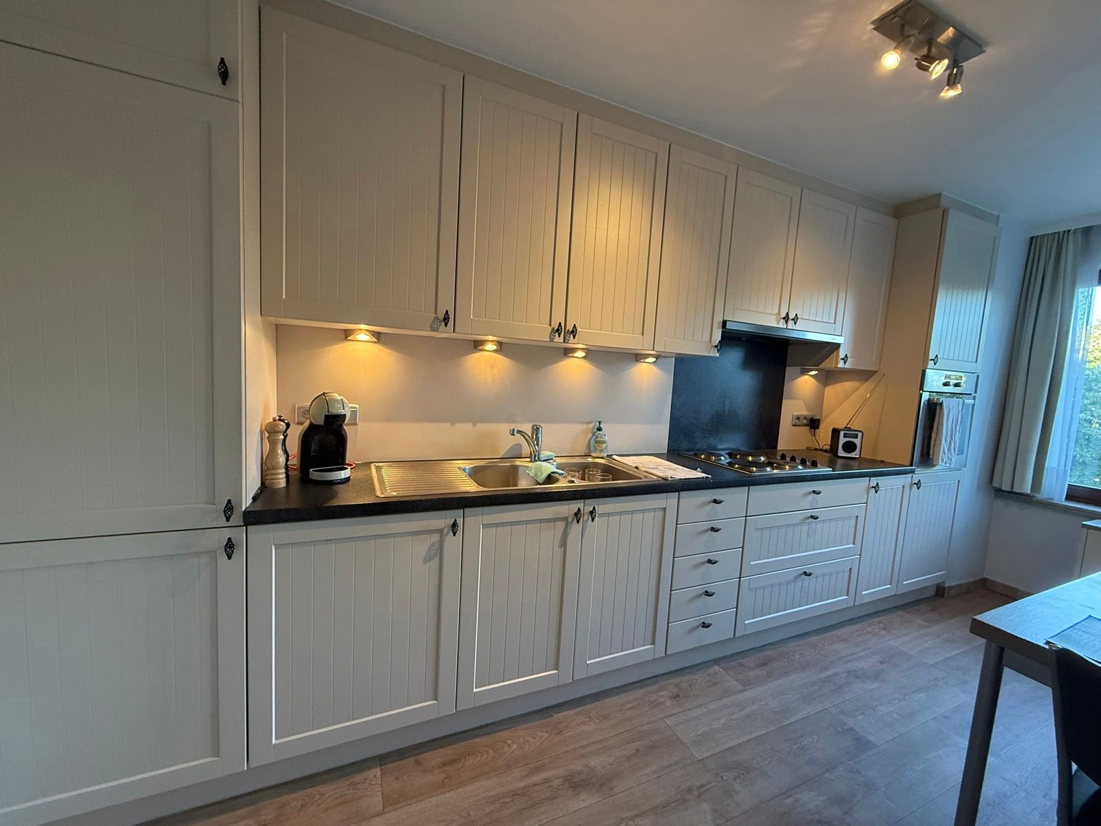 Appartement in het centrum van Tielt met prachtig zicht op het park nabij scholen en openbaar vervoer.    foto 9