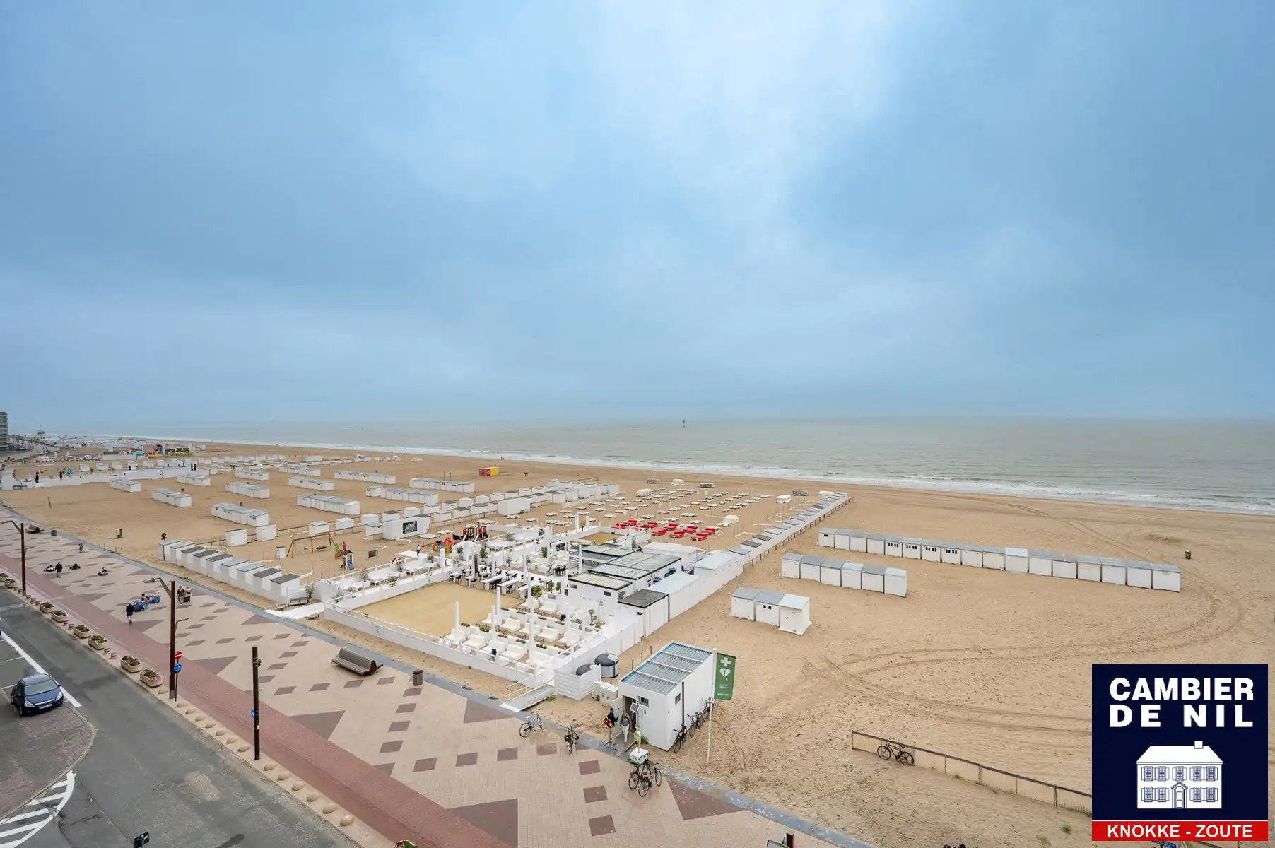 Mooi ongemeubeld appartement met frontaal zeezicht  foto 17