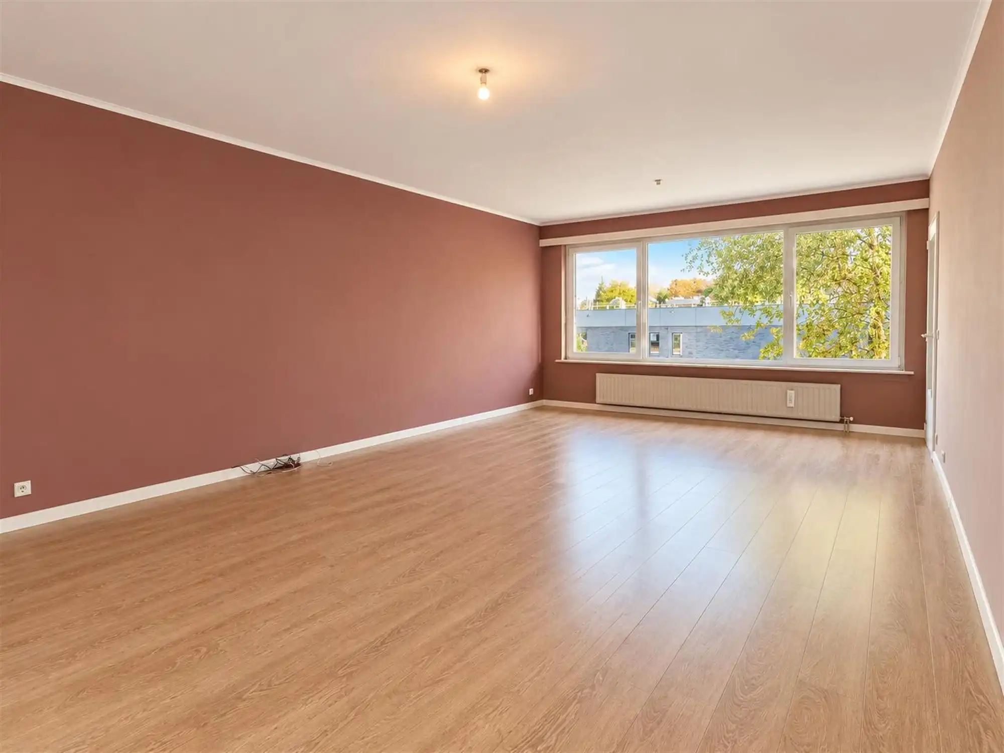 Instapklaar 2-slaapkamer appartement met terras en garage foto 2
