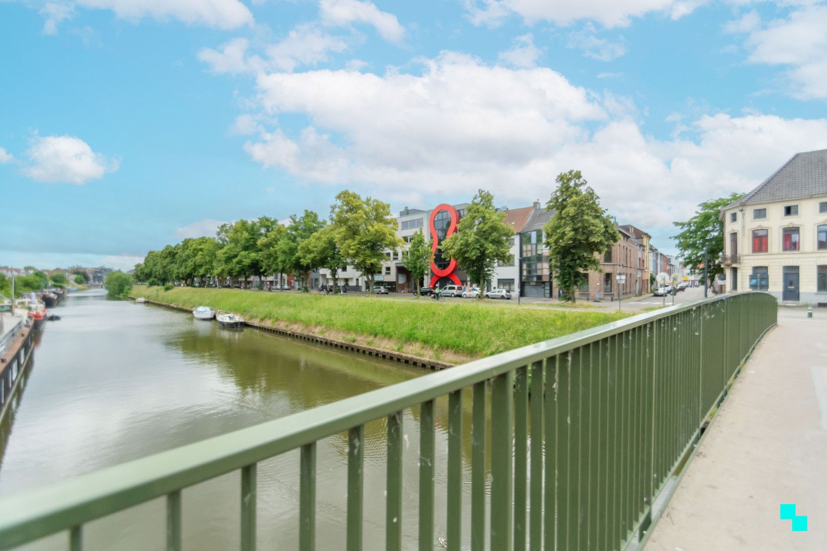 Appartement met terras aan het water in de Brugse Poort foto {{pictureIndex}}