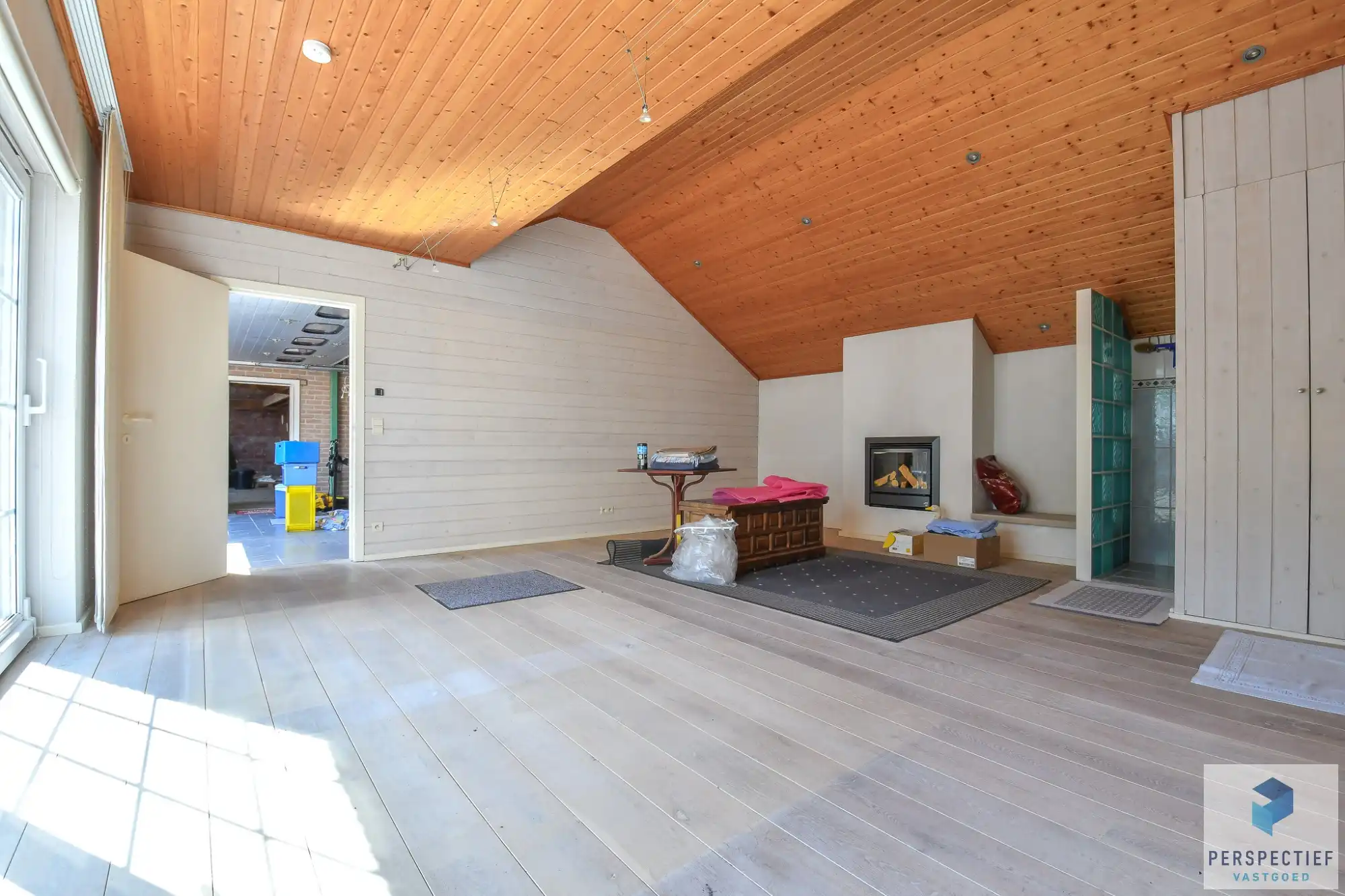 Unieke villa met dubbele garage en opslagplaats/ loods in rustige omgeving foto 11