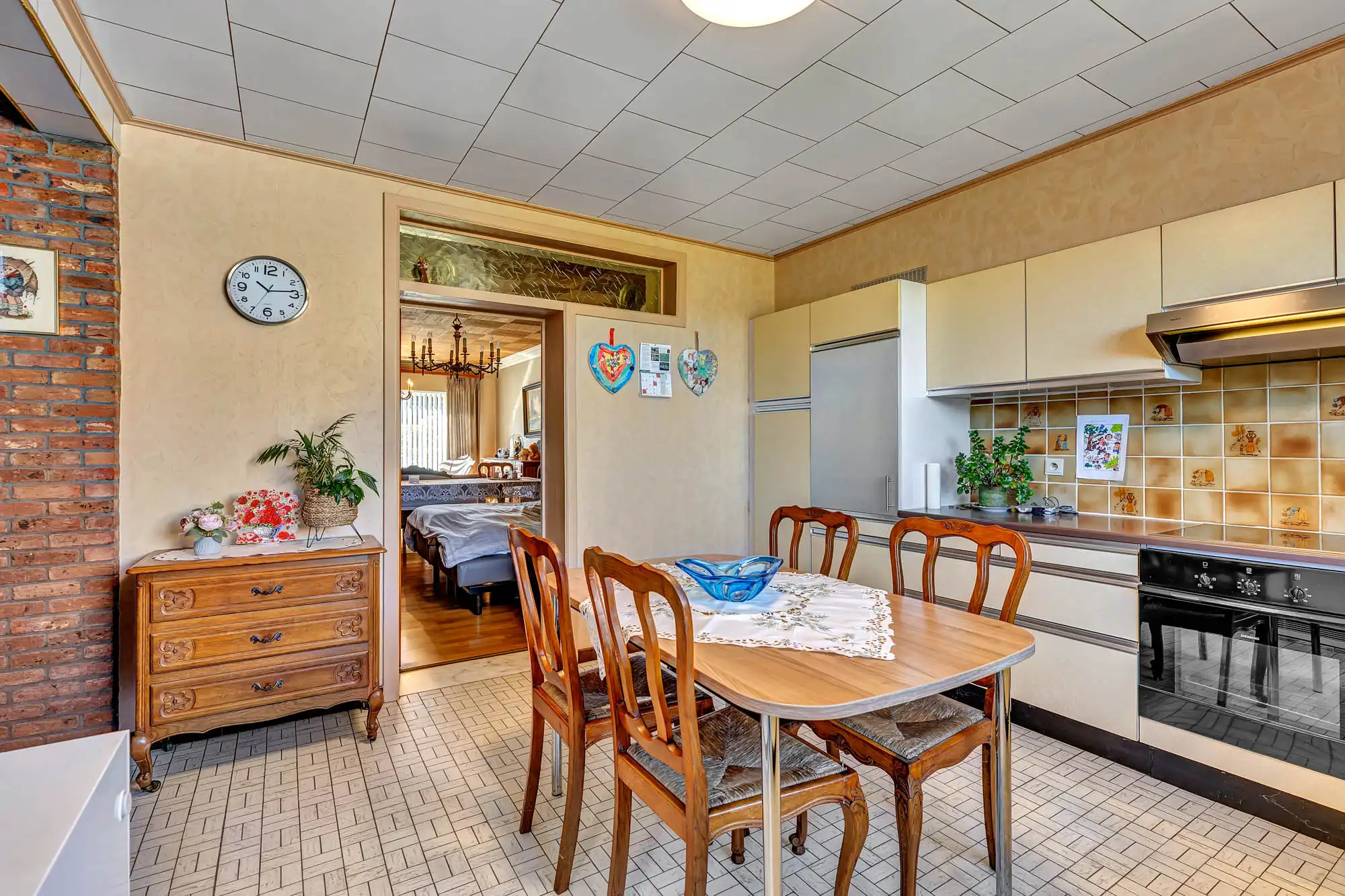 Rustig gelegen, goed onderhouden woning met twee garage's foto 8