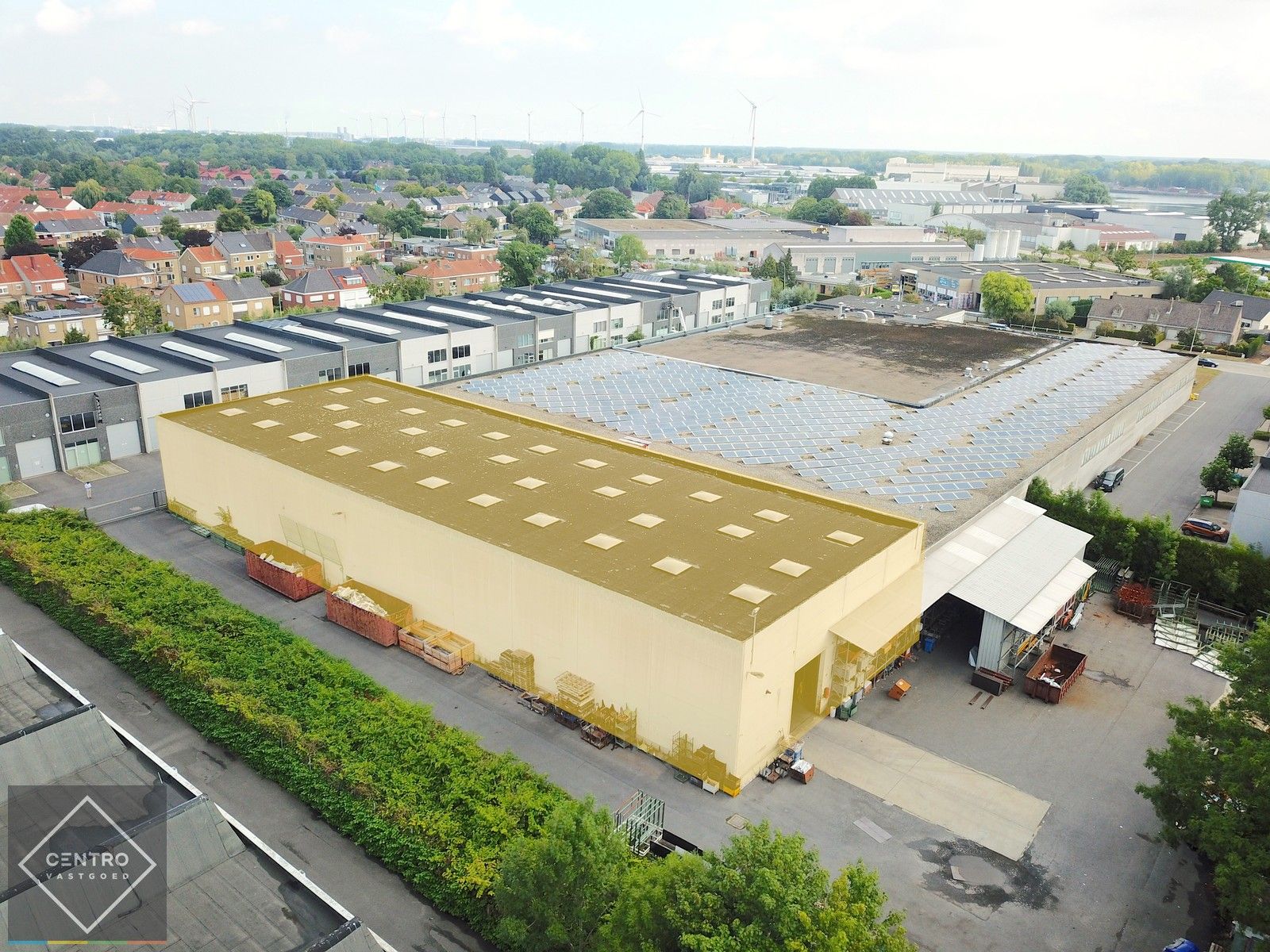 Instapklaar BEDRIJFSGEBOUW met 2 sectionaalpoorten, een vrije hoogte van 7m (nok 9m) en verhard koer (buitenstockage - Parkings). Op industriezone "Herdersbrug" te Brugge. foto 2