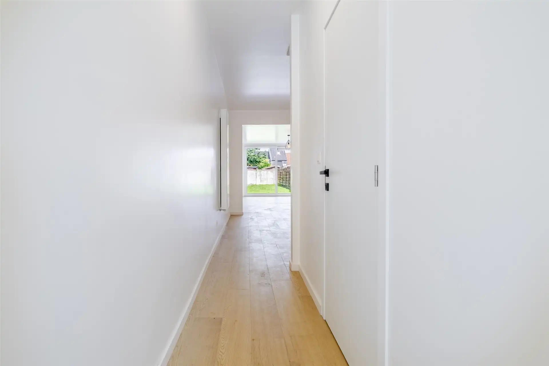 Uitstekend gerenoveerde woning met 3 slks en tuin foto 2