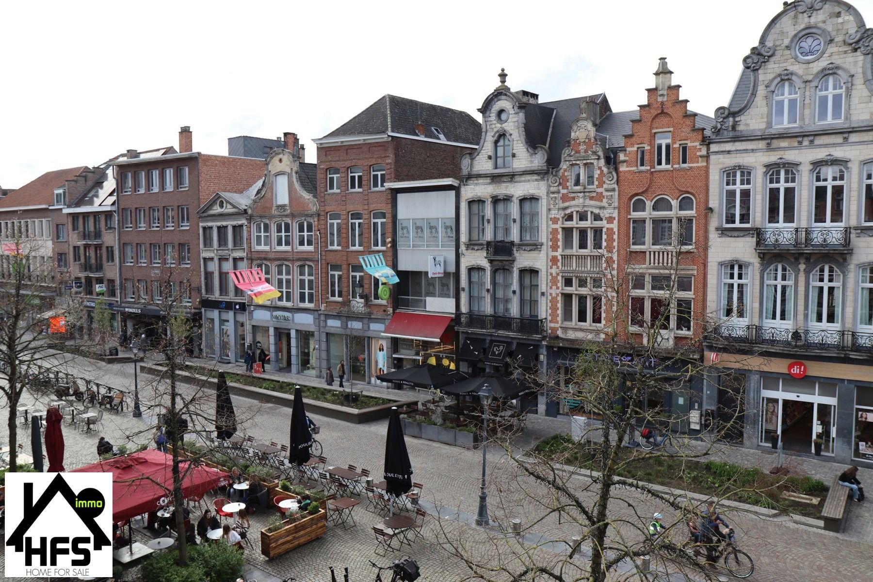 App op topligging op de Ijzerenleen met zicht op de historische gebouwen en Sint Rombouts toren foto 16