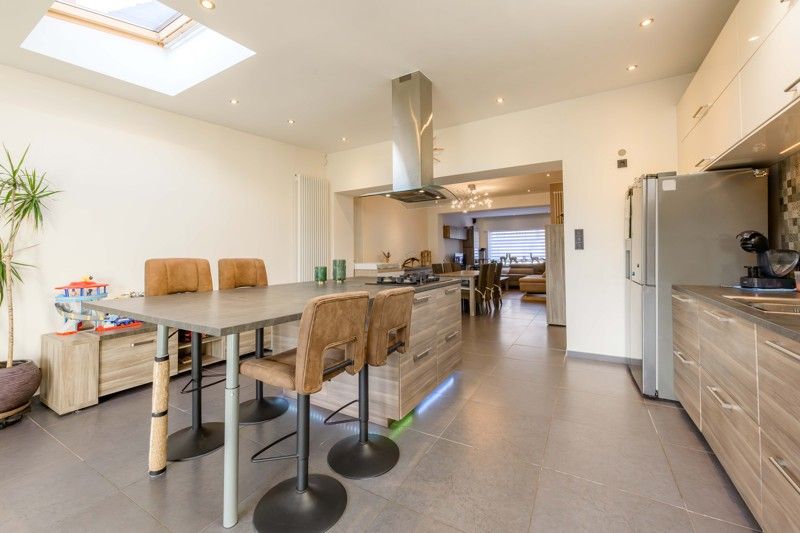 PERFECTE STARTERSWONING! Tot in de puntjes gerenoveerde woning nabij hartje Beveren-Leie! foto 11