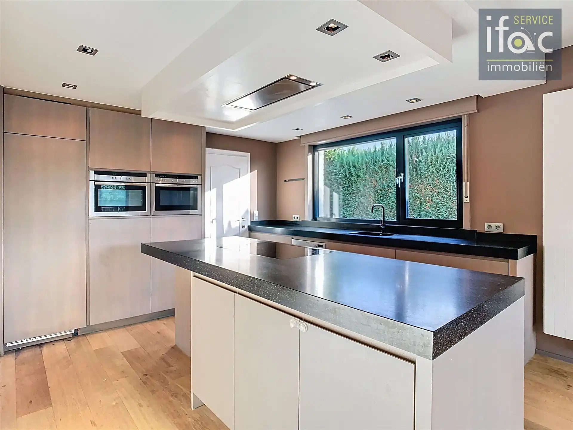 Bungalow met 4 slaapkamers en ruime garage foto 6