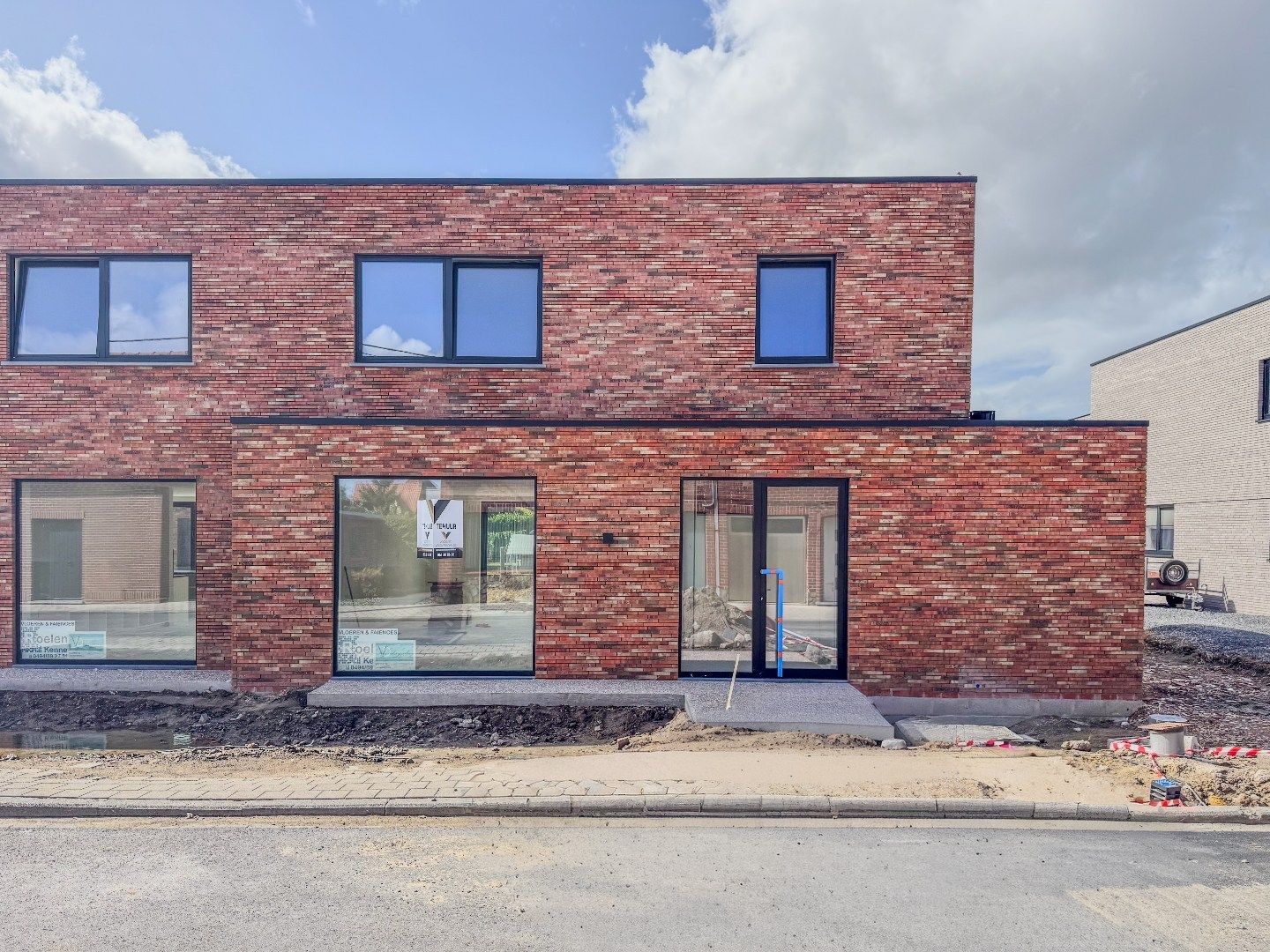 Energiezuinige nieuwbouwwoning met 3 slaapkamers, ruime garage en tuin. foto {{pictureIndex}}