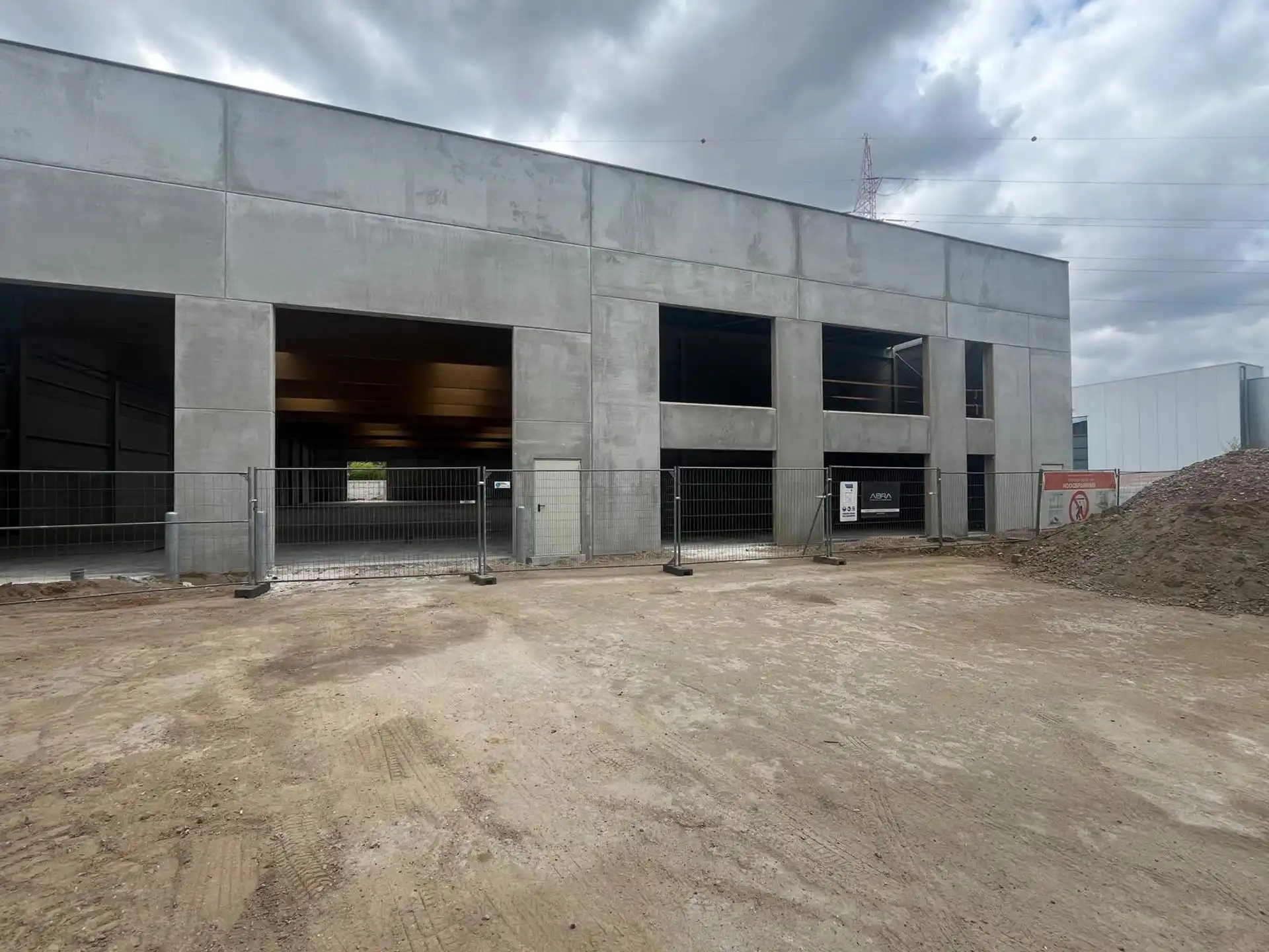 Wommelgem: magazijn 720m² met kantoren 225m² foto {{pictureIndex}}