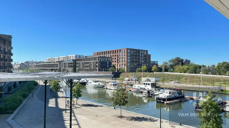 2 slaapkamer appartement met zicht op het scheepvaartplein en naar het water! foto 10