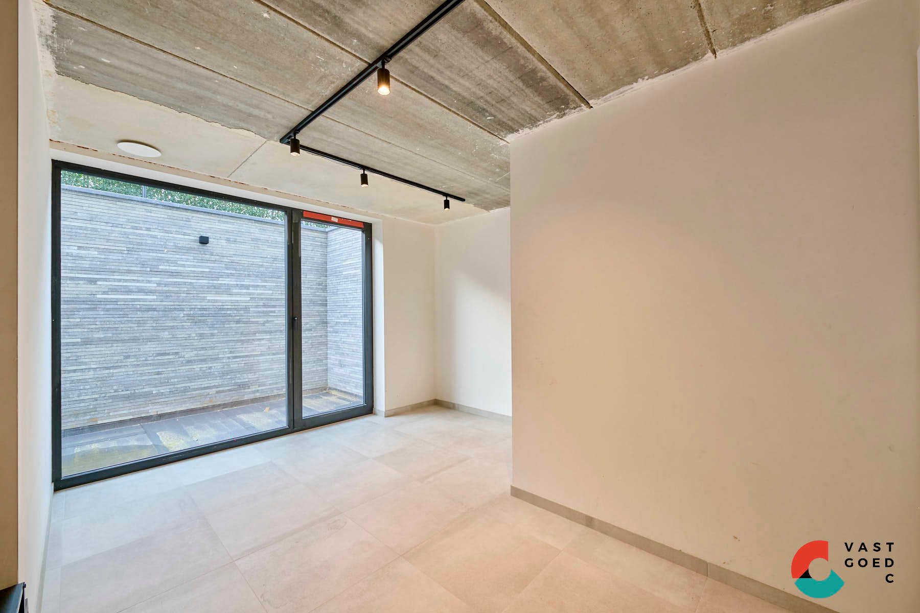 Moderne villa met zwembad op een knap perceel van 16 are. foto 19