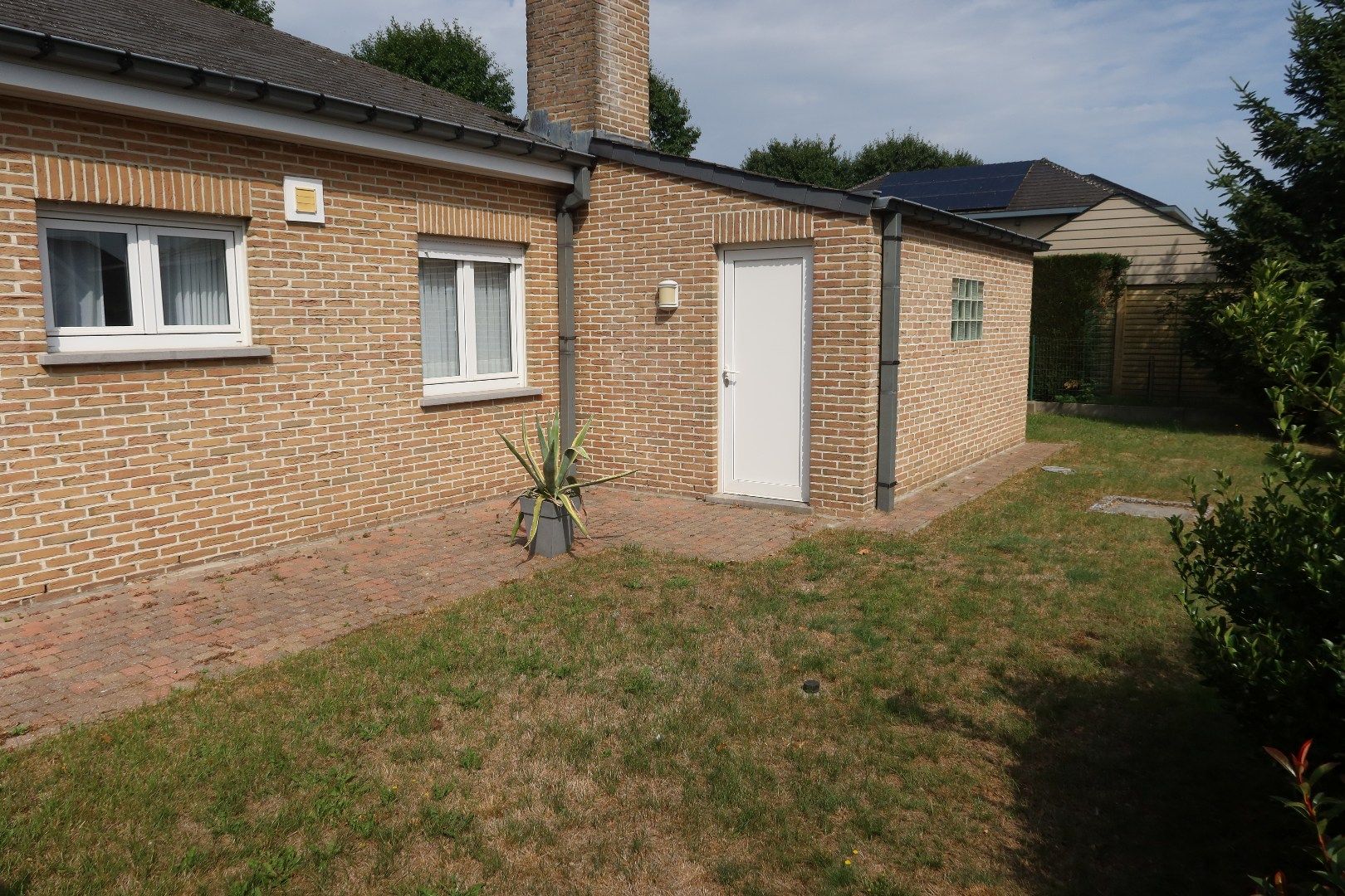 Bungalow met 2 slk, garage en tuintje foto 16
