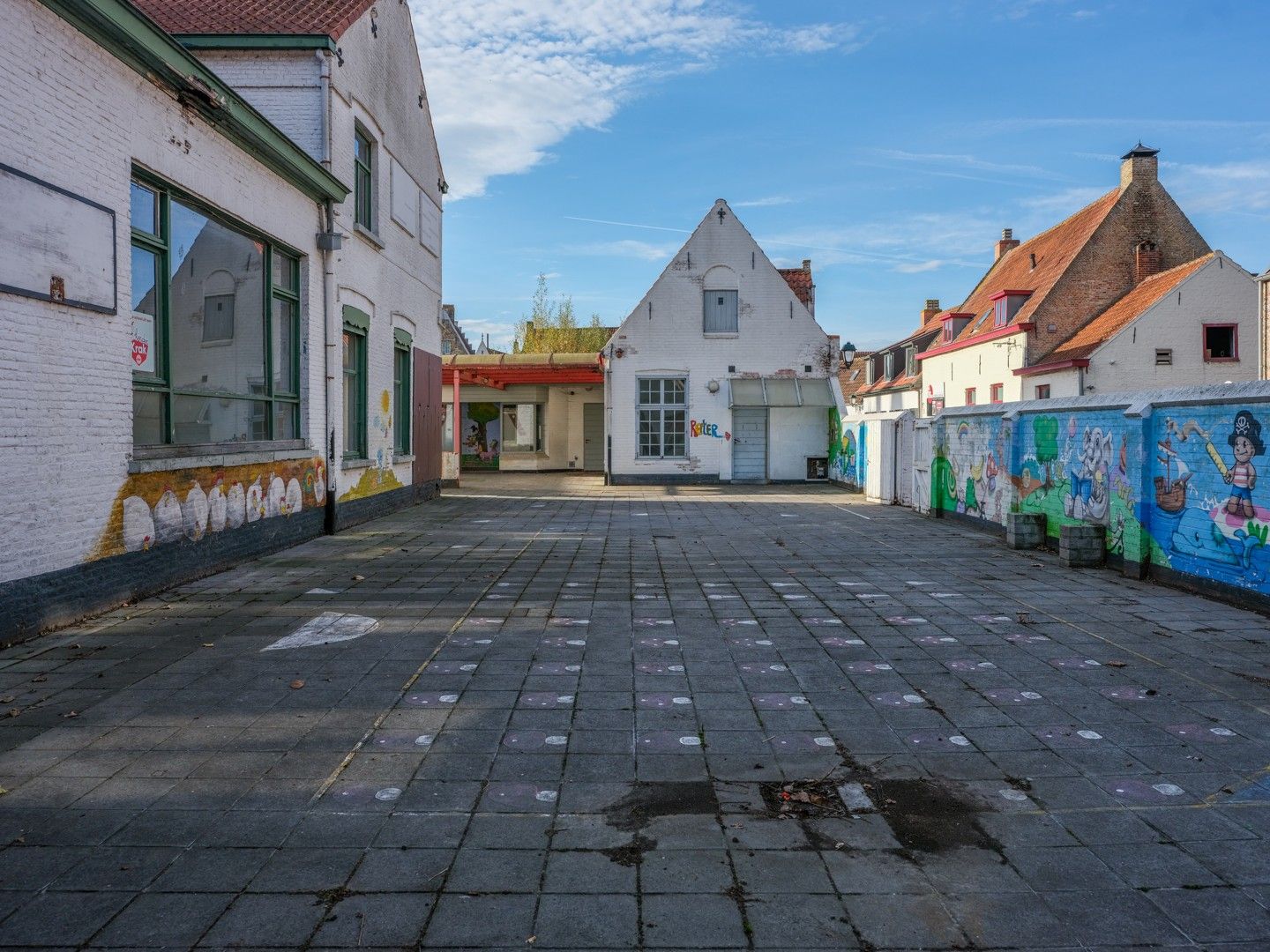 Voormalig schoolgebouw in centrum Damme foto 8
